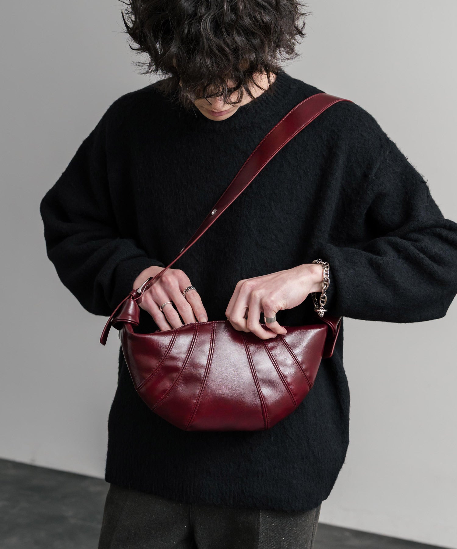 ロッキーモンロー Rocky Monroe ボディバッグ ショルダー クロワッサン型 無地 メンズ レディース ミニ サブ 肩掛け 斜め掛け 鞄 PUレザー 合成皮革 軽量 旅行 フェス 15510 (ブラック) ブラック