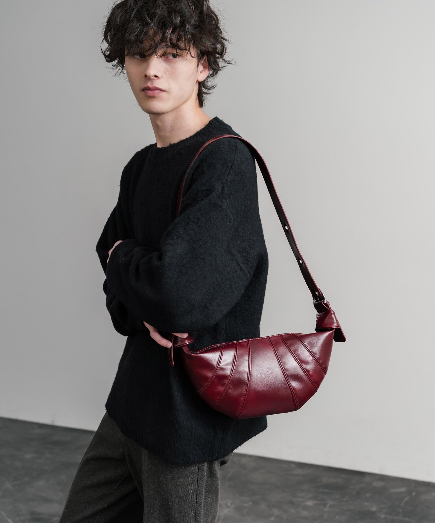 ロッキーモンロー Rocky Monroe ボディバッグ ショルダー クロワッサン型 無地 メンズ レディース ミニ サブ 肩掛け 斜め掛け 鞄 PUレザー 合成皮革 軽量 旅行 フェス 15510 (ブラック) ブラック