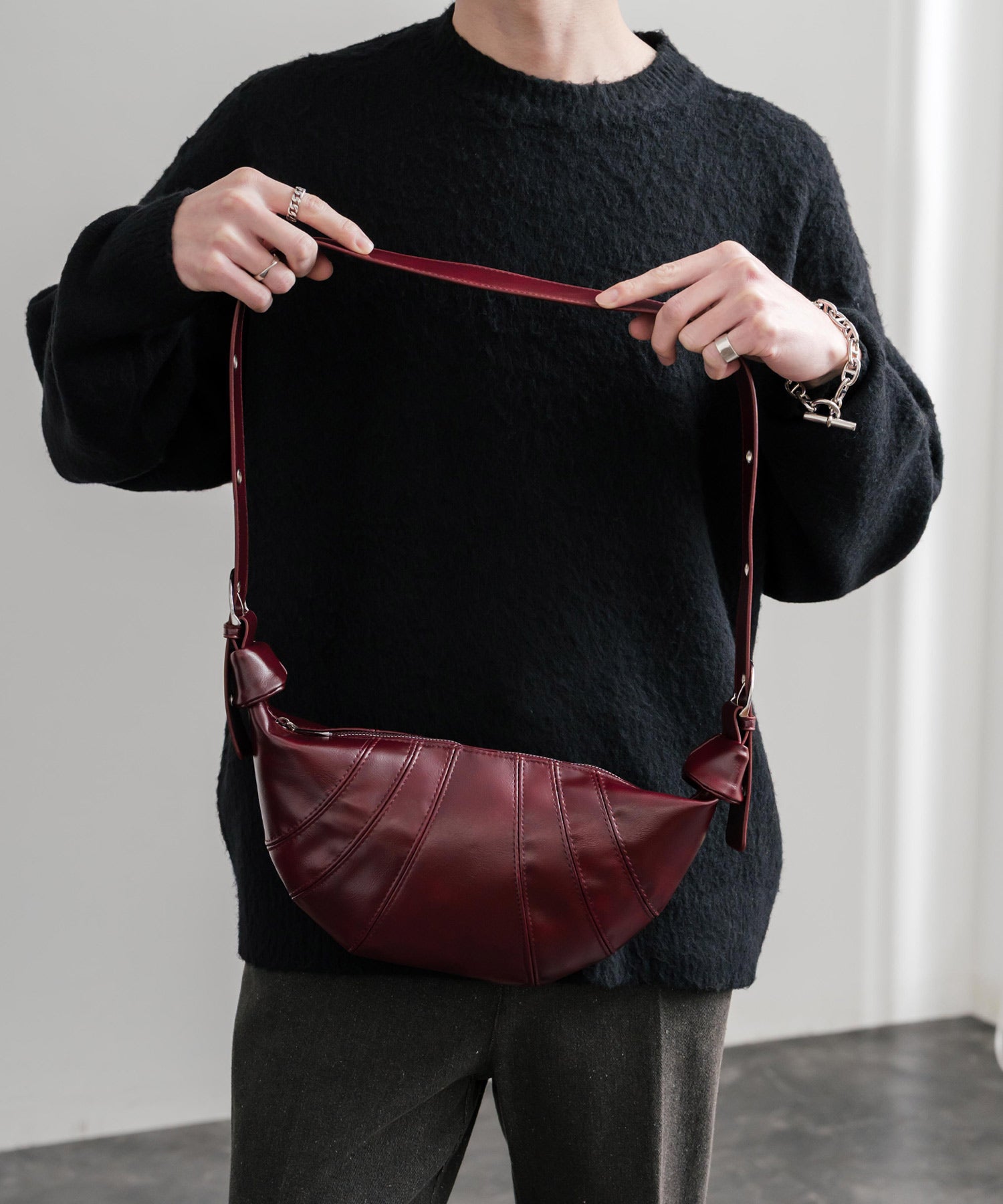 ロッキーモンロー Rocky Monroe ボディバッグ ショルダー クロワッサン型 無地 メンズ レディース ミニ サブ 肩掛け 斜め掛け 鞄 PUレザー 合成皮革 軽量 旅行 フェス 15510 (ブラック) ブラック