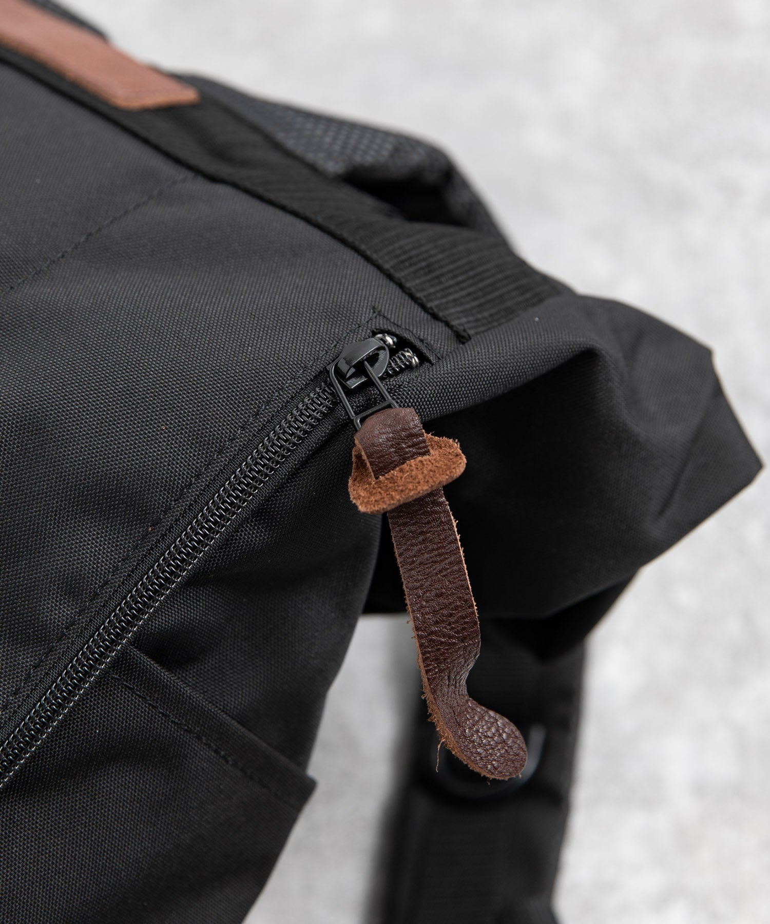 ロッキーモンロー Rocky Monroe リュック バックパック メンズ バッグ 鞄 大容量 本革 牛革 レザー コーデュラ610P ロールトップ カジュアル アウトドア 旅行 通勤 通学 日本製 国産 (ブラック) ブラック