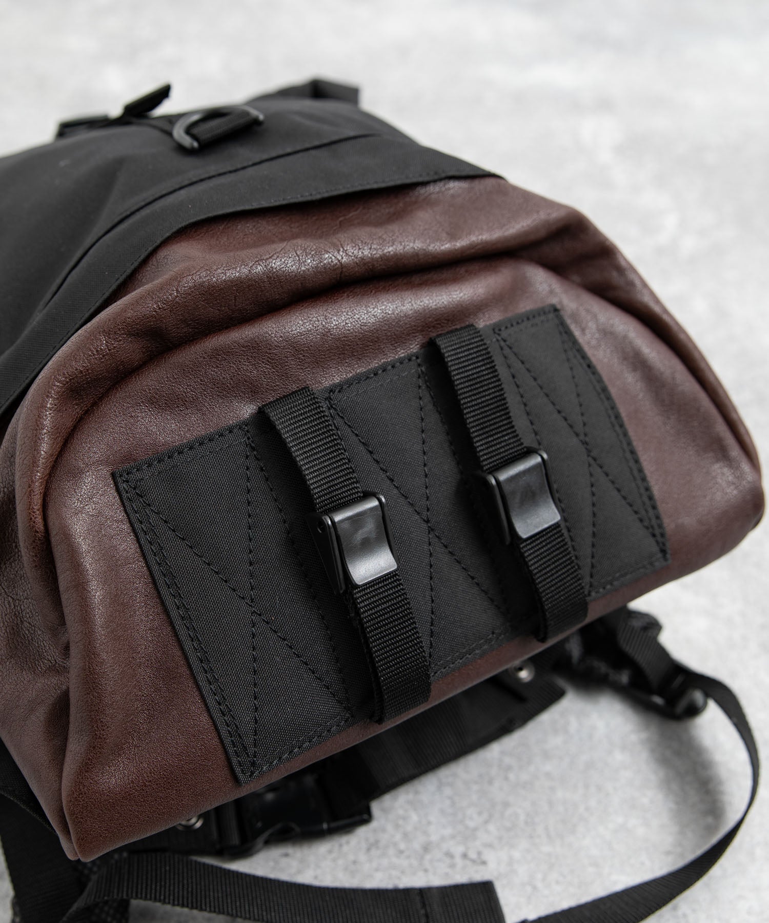 ロッキーモンロー Rocky Monroe リュック バックパック メンズ バッグ 鞄 大容量 本革 牛革 レザー コーデュラ610P ロールトップ カジュアル アウトドア 旅行 通勤 通学 日本製 国産 (ブラック) ブラック