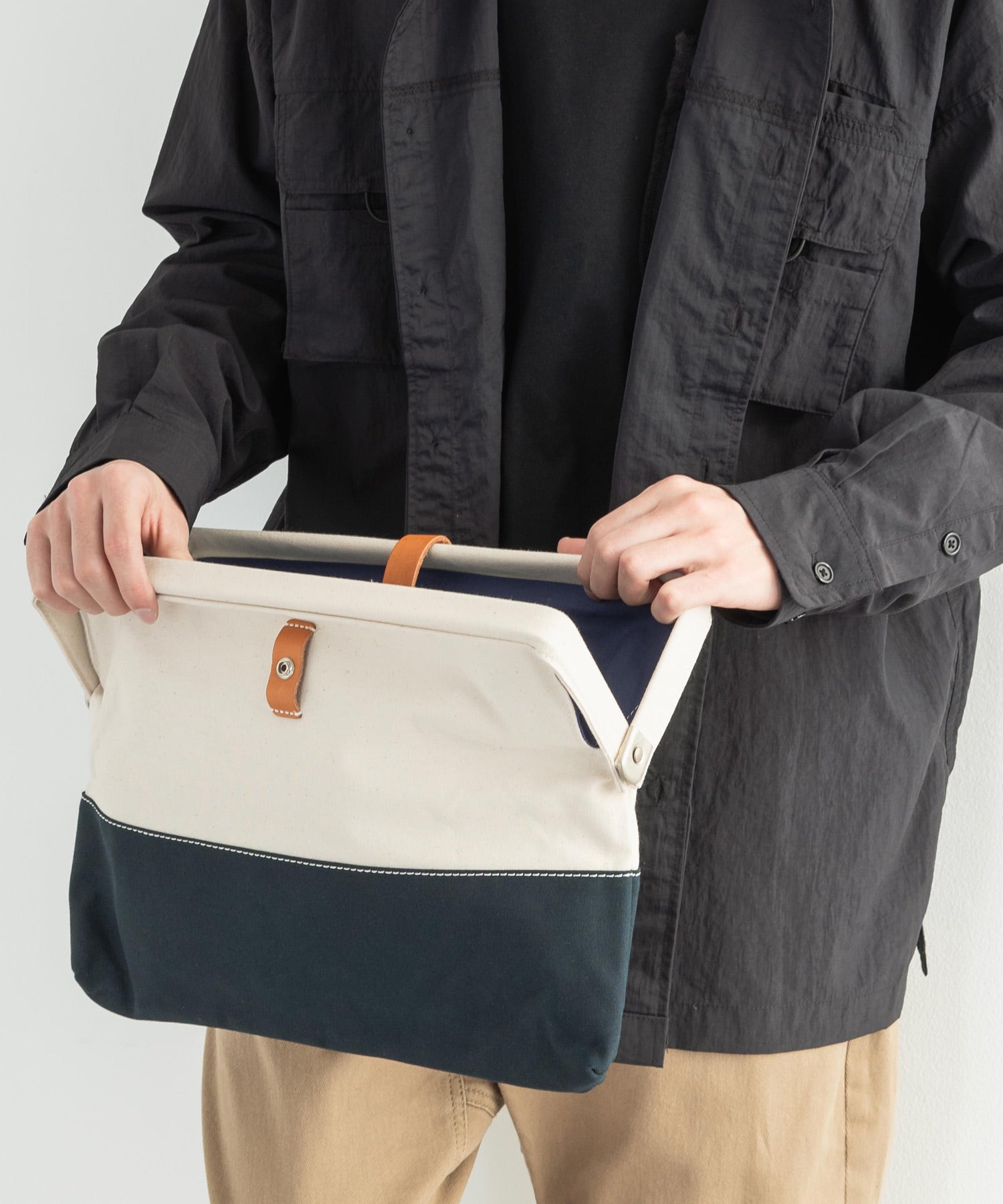 ロッキーモンロー Rocky Monroe クラッチバッグ メンズ レディース 鞄 口枠 日本製 国産 カジュアル シンプル キャンバス 綿 コットン 収納力抜群 散歩 PC タブレット がま口 Butl (ネイビー×キナリ) ネイビー×キナリ