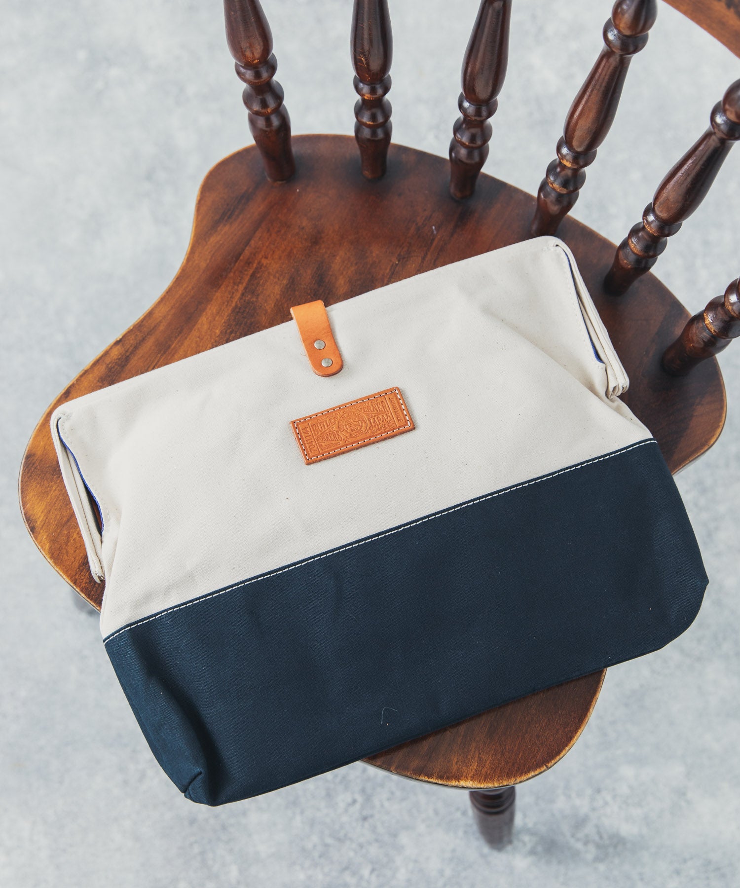 ロッキーモンロー Rocky Monroe クラッチバッグ メンズ レディース 鞄 口枠 日本製 国産 カジュアル シンプル キャンバス 綿 コットン 収納力抜群 散歩 PC タブレット がま口 Butl (ネイビー×キナリ) ネイビー×キナリ