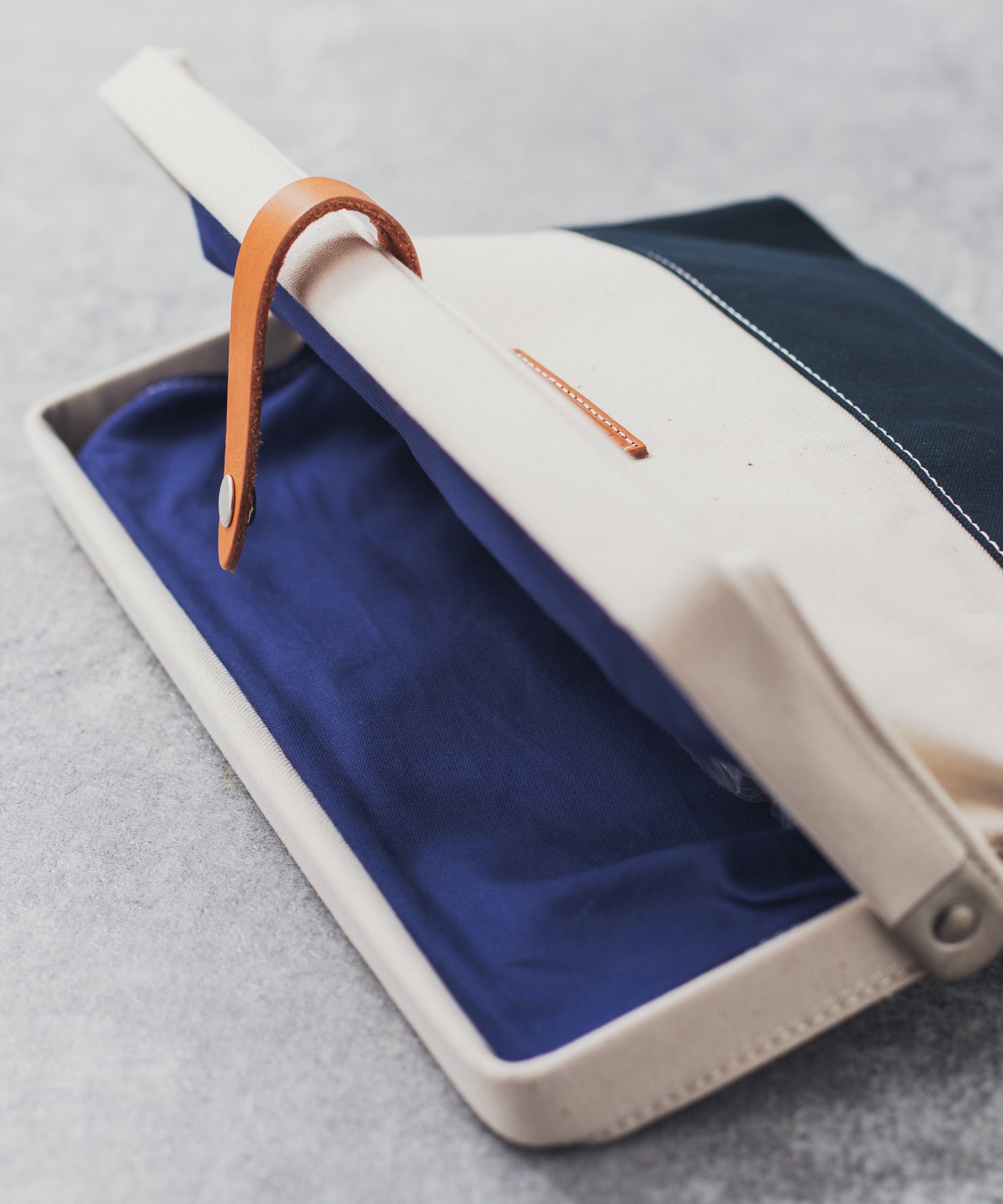 ロッキーモンロー Rocky Monroe クラッチバッグ メンズ レディース 鞄 口枠 日本製 国産 カジュアル シンプル キャンバス 綿 コットン 収納力抜群 散歩 PC タブレット がま口 Butl (ネイビー×キナリ) ネイビー×キナリ