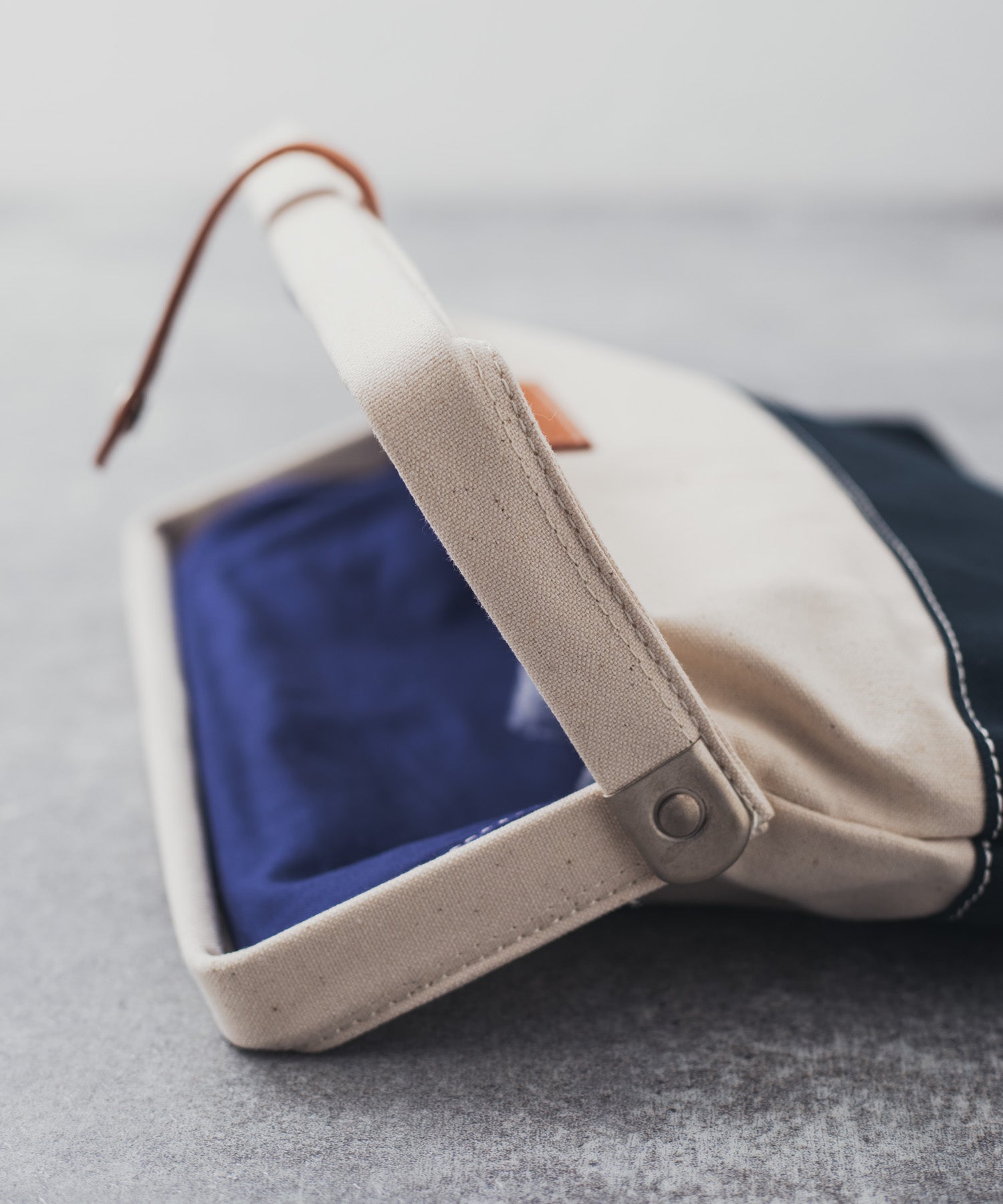 ロッキーモンロー Rocky Monroe クラッチバッグ メンズ レディース 鞄 口枠 日本製 国産 カジュアル シンプル キャンバス 綿 コットン 収納力抜群 散歩 PC タブレット がま口 Butl (ネイビー×キナリ) ネイビー×キナリ