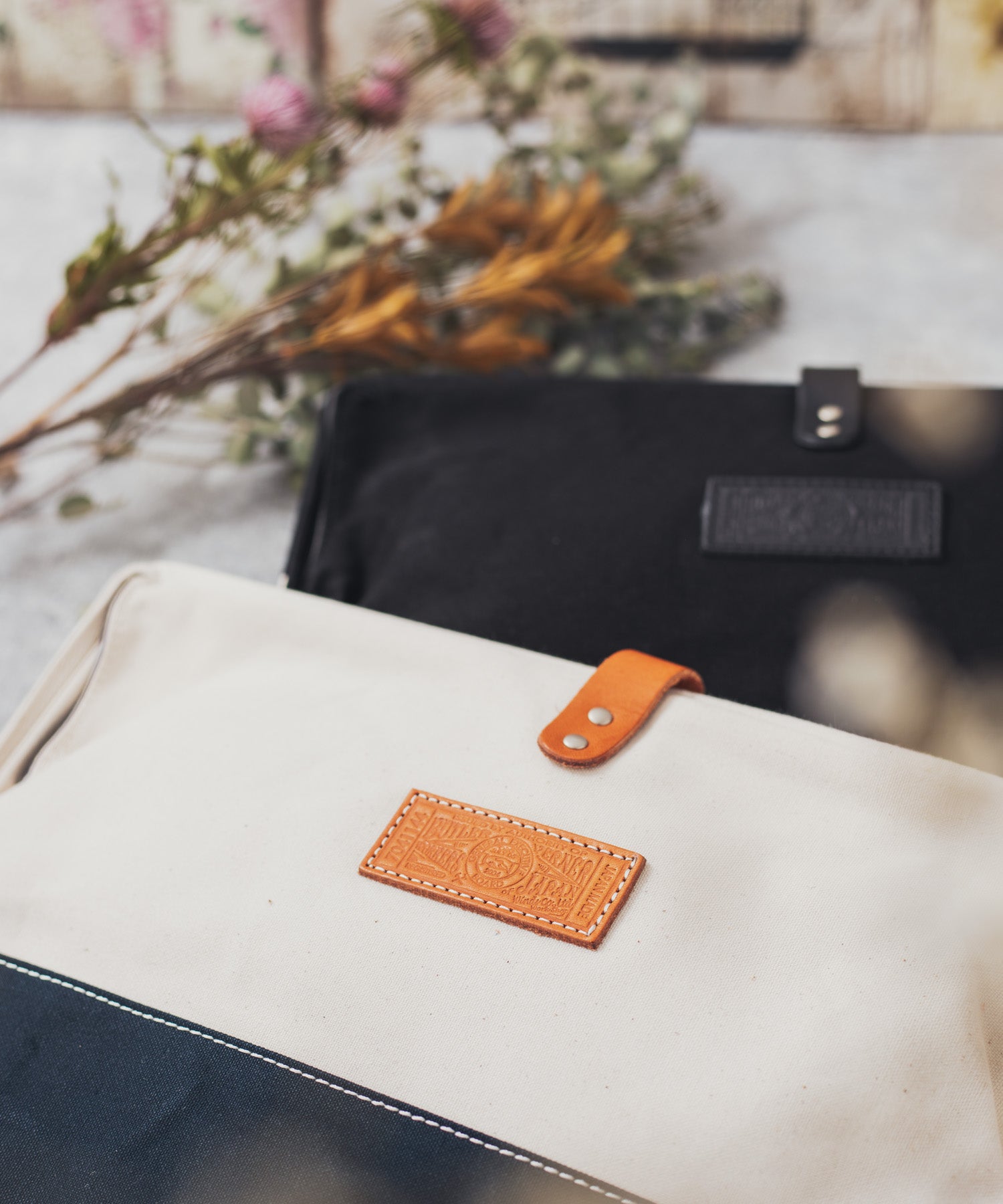 ロッキーモンロー Rocky Monroe クラッチバッグ メンズ レディース 鞄 口枠 日本製 国産 カジュアル シンプル キャンバス 綿 コットン 収納力抜群 散歩 PC タブレット がま口 Butl (ネイビー×キナリ) ネイビー×キナリ