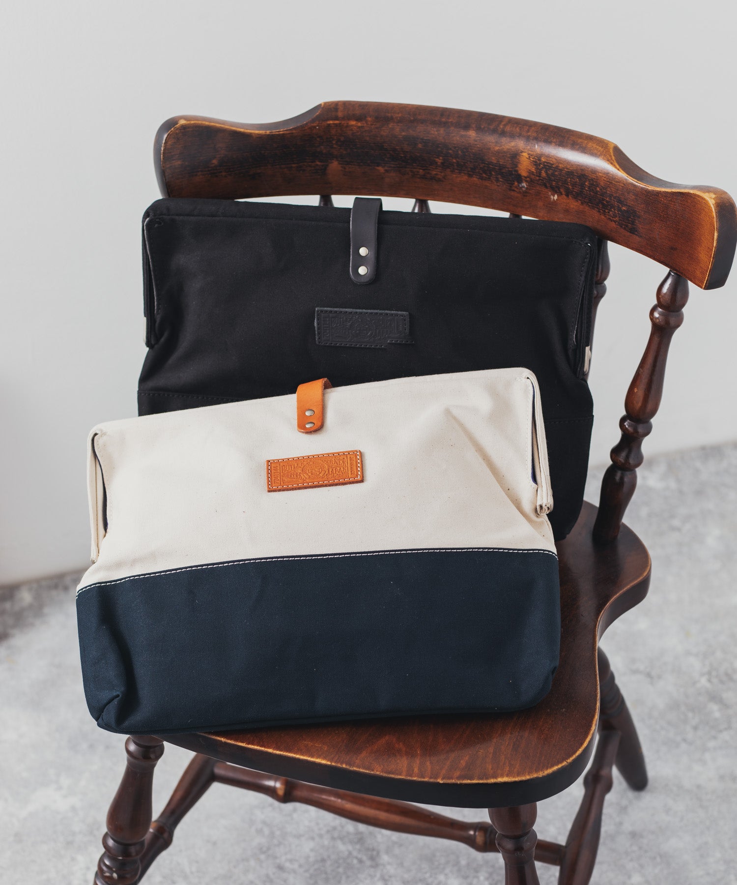 ロッキーモンロー Rocky Monroe クラッチバッグ メンズ レディース 鞄 口枠 日本製 国産 カジュアル シンプル キャンバス 綿 コットン 収納力抜群 散歩 PC タブレット がま口 Butl (ネイビー×キナリ) ネイビー×キナリ