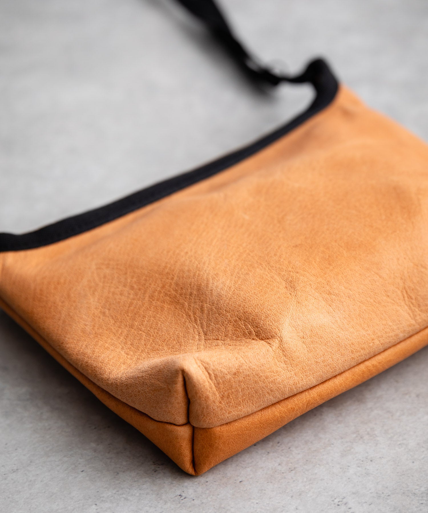 Rocky Monroe Shoulder Bag Pouch for Men and Women, Horse Leather, Compact, Outing, Leisure, Present, Gift, Crossbody, Shoulder Carry, Simple, Day