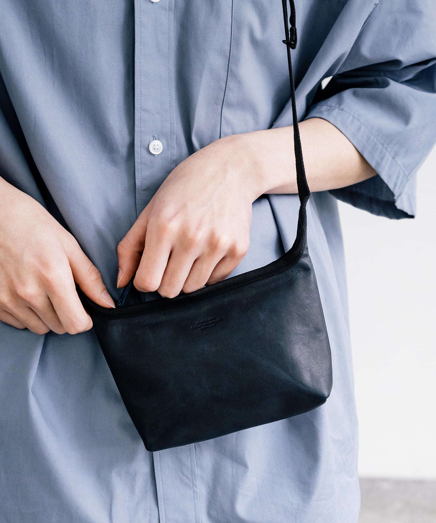 Rocky Monroe Shoulder Bag Pouch for Men and Women, Horse Leather, Compact, Outing, Leisure, Present, Gift, Crossbody, Shoulder Carry, Simple, Day