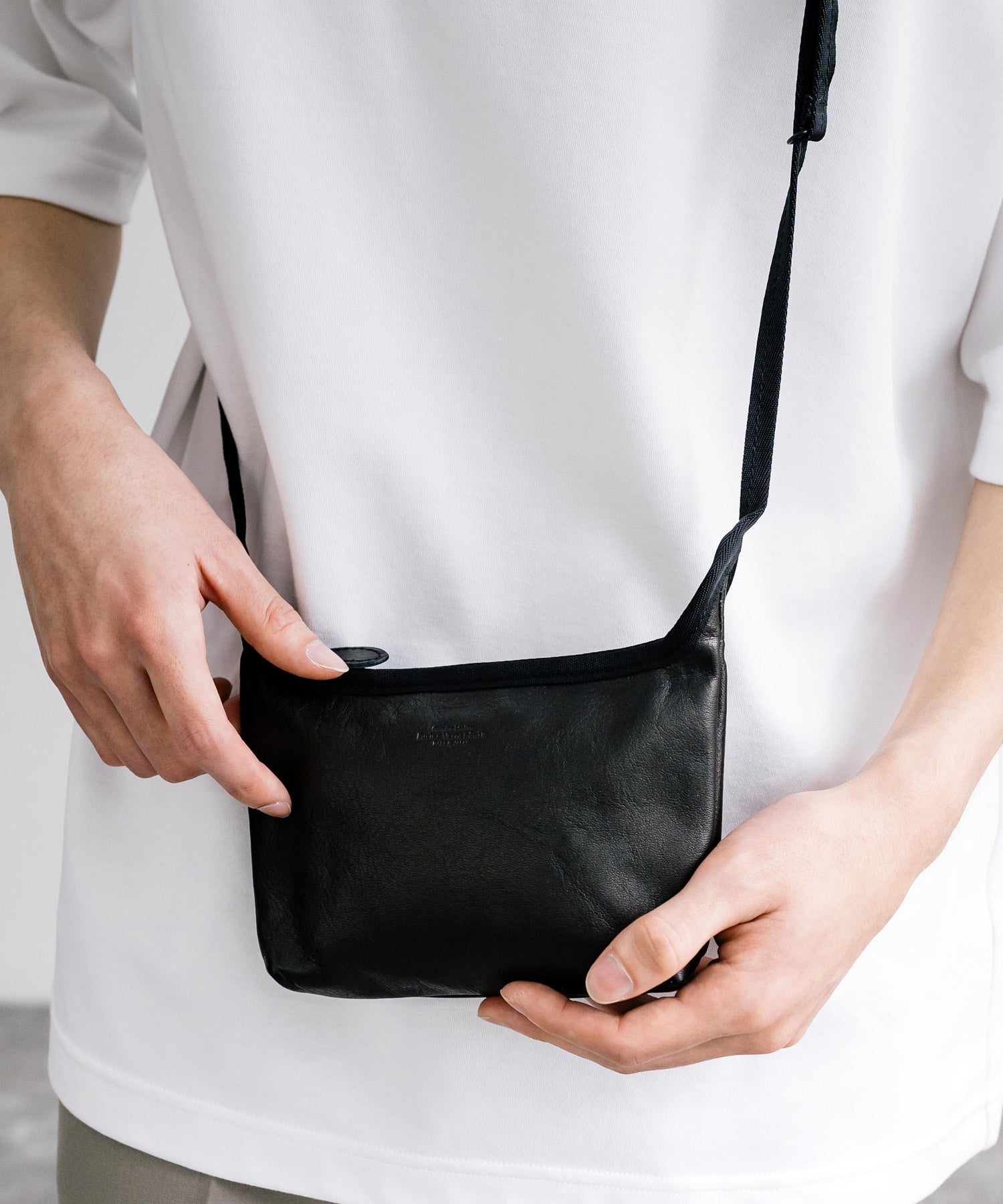 ロッキーモンロー Rocky Monroe ショルダーバッグ ポシェット メンズ レディース 馬革 皮 ホースレザー 鞄 コンパクト お出かけ レジャー プレゼント ギフト 斜め掛け 肩掛け シンプル 日,ブラック