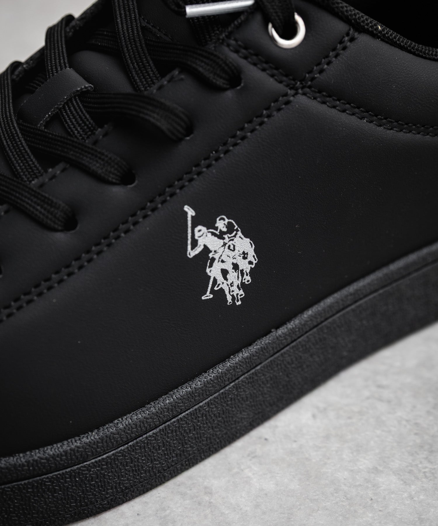 ロッキーモンロー Rocky Monroe スニーカー 紐靴 ロゴ メンズ レディース ローカット フェイクレザー PU 合成皮革 U.S. POLO ASSN. ユーエスポロアッスン 15640 (ブラック×シルバー) ブラック×シルバー