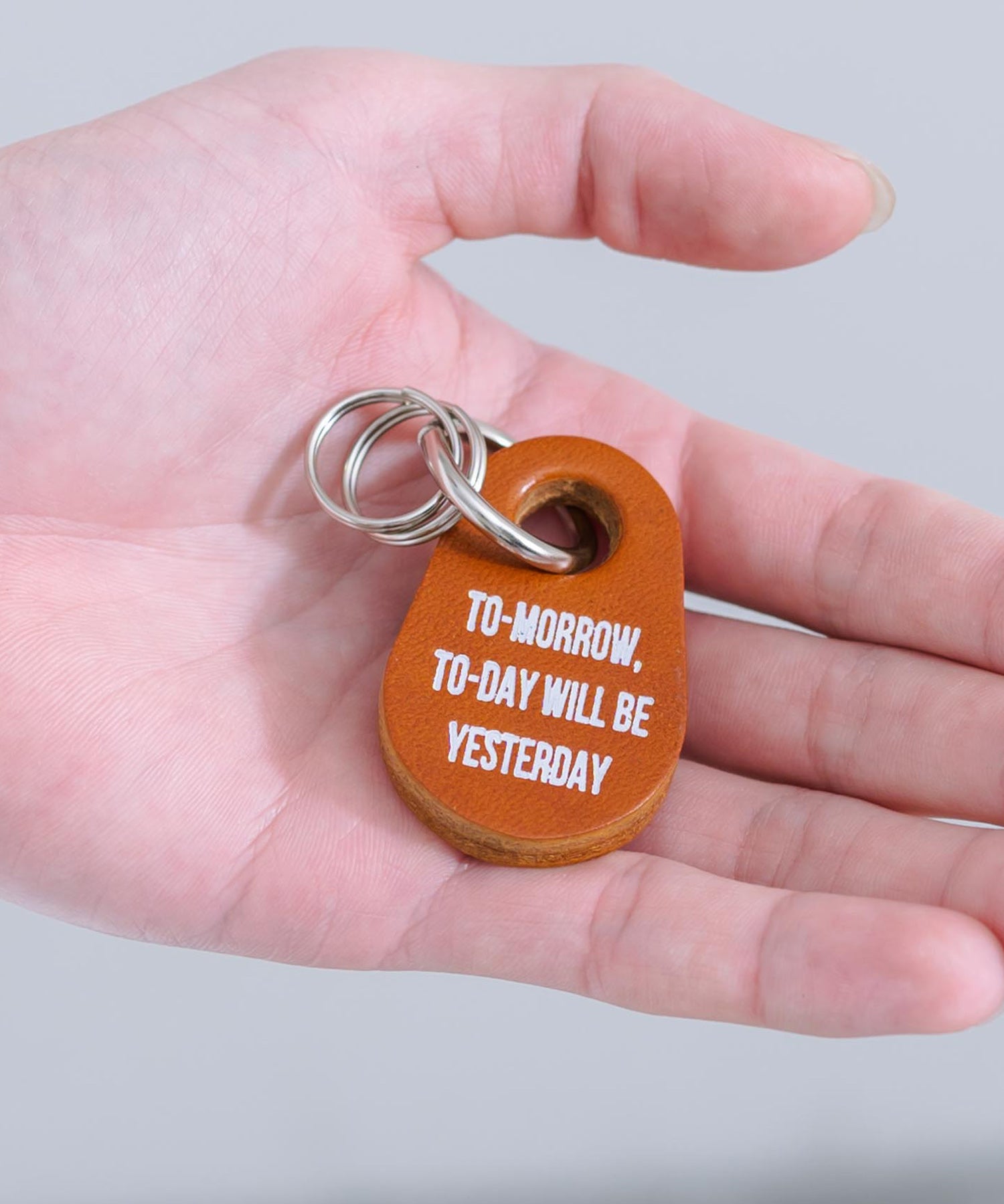 ロッキーモンロー Rocky Monroe キーチャーム COWタグ キーホルダー 本革 メンズ レディース 栃木レザー 牛革 日本製 国産 キーリング ストラップ カジュアル アメカジ シンプル ギフト (キャメル) キャメル