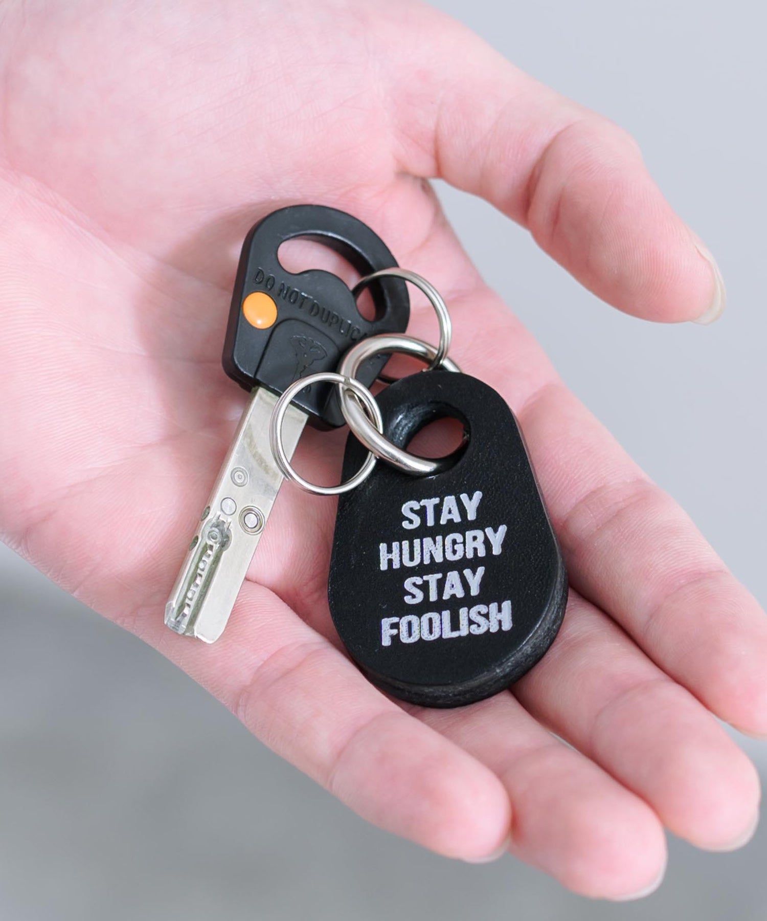 ロッキーモンロー Rocky Monroe キーチャーム COWタグ キーホルダー 本革 メンズ レディース 栃木レザー 牛革 日本製 国産 キーリング ストラップ カジュアル アメカジ シンプル ギフト (ブラック) ブラック