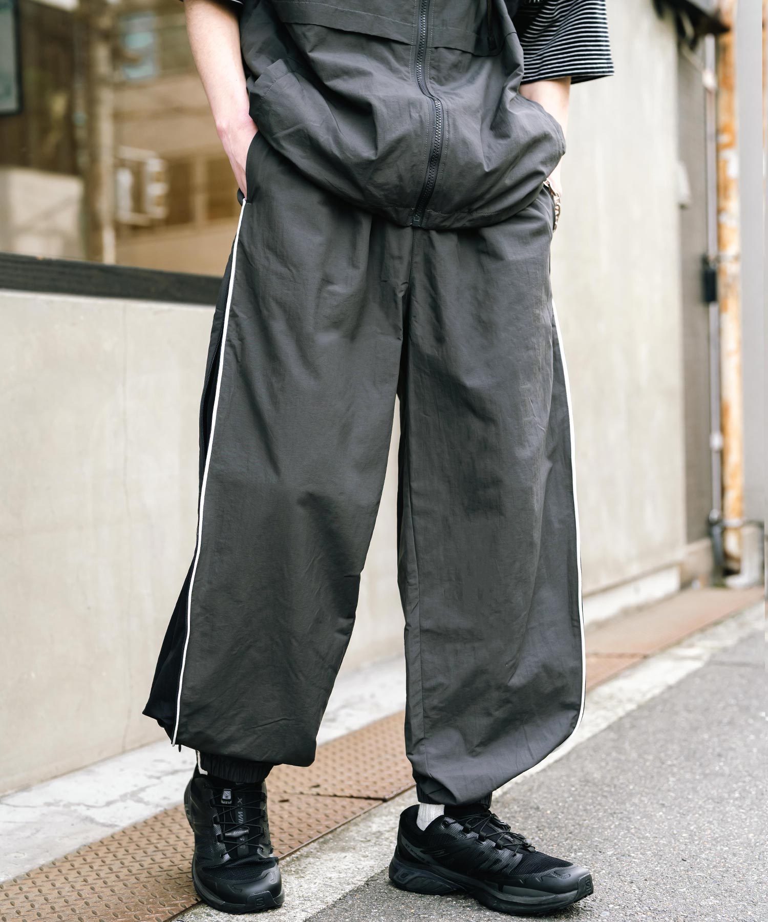 ロッキーモンロー Rocky Monroe トラックパンツ ナイロン サイドジップ ワイド メンズ レディース 配色 2way テック系 パイピング イージージョガー スケーター ドローコード 14308 (グレー) グレー