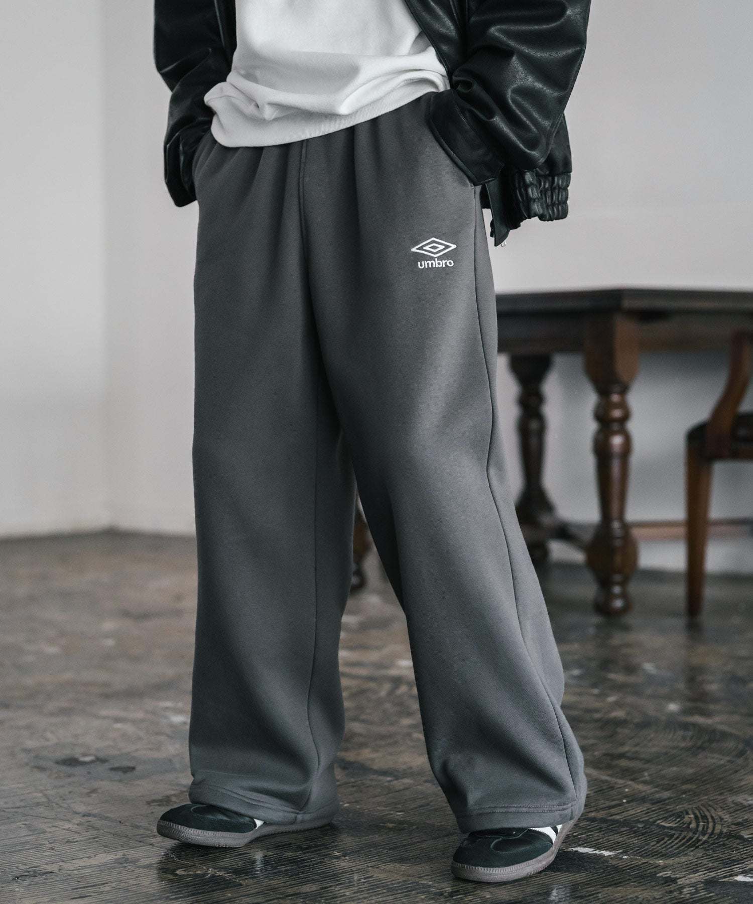 ロッキーモンロー Rocky Monroe UMBRO アンブロ ワイドパンツ スウェット 裏起毛 メンズ レディース ストレート イージー 裾絞り ロゴ刺繍 別注 カジュアル ルームウェア 14944 (チャコール) チャコール