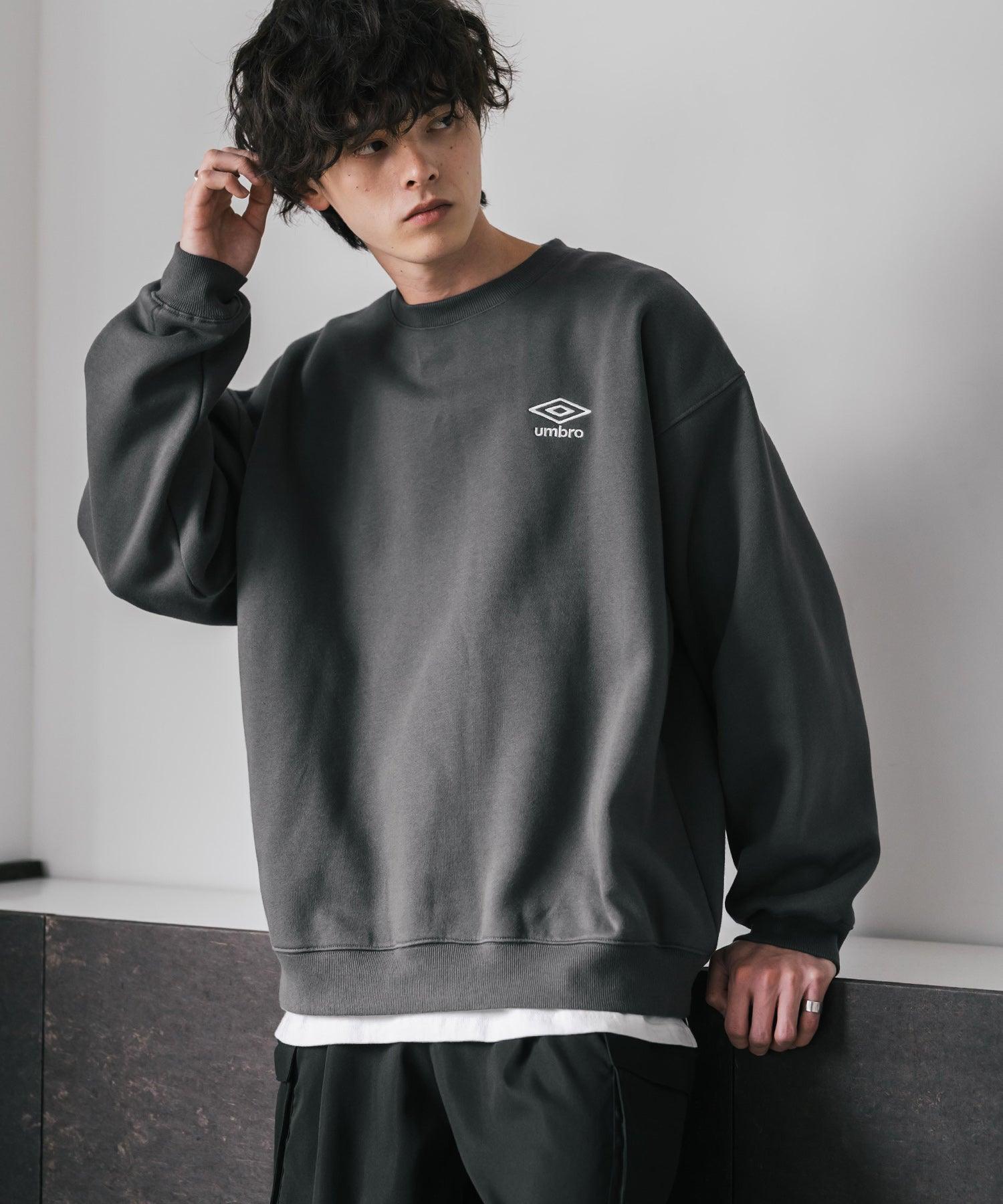 ロッキーモンロー Rocky Monroe UMBRO アンブロ スウェット 裏起毛 長袖 メンズ レディース トレーナー オーバーサイズ ワンポイント ロゴ刺繍 別注 カジュアル ストリート 14940 (チャコール) チャコール