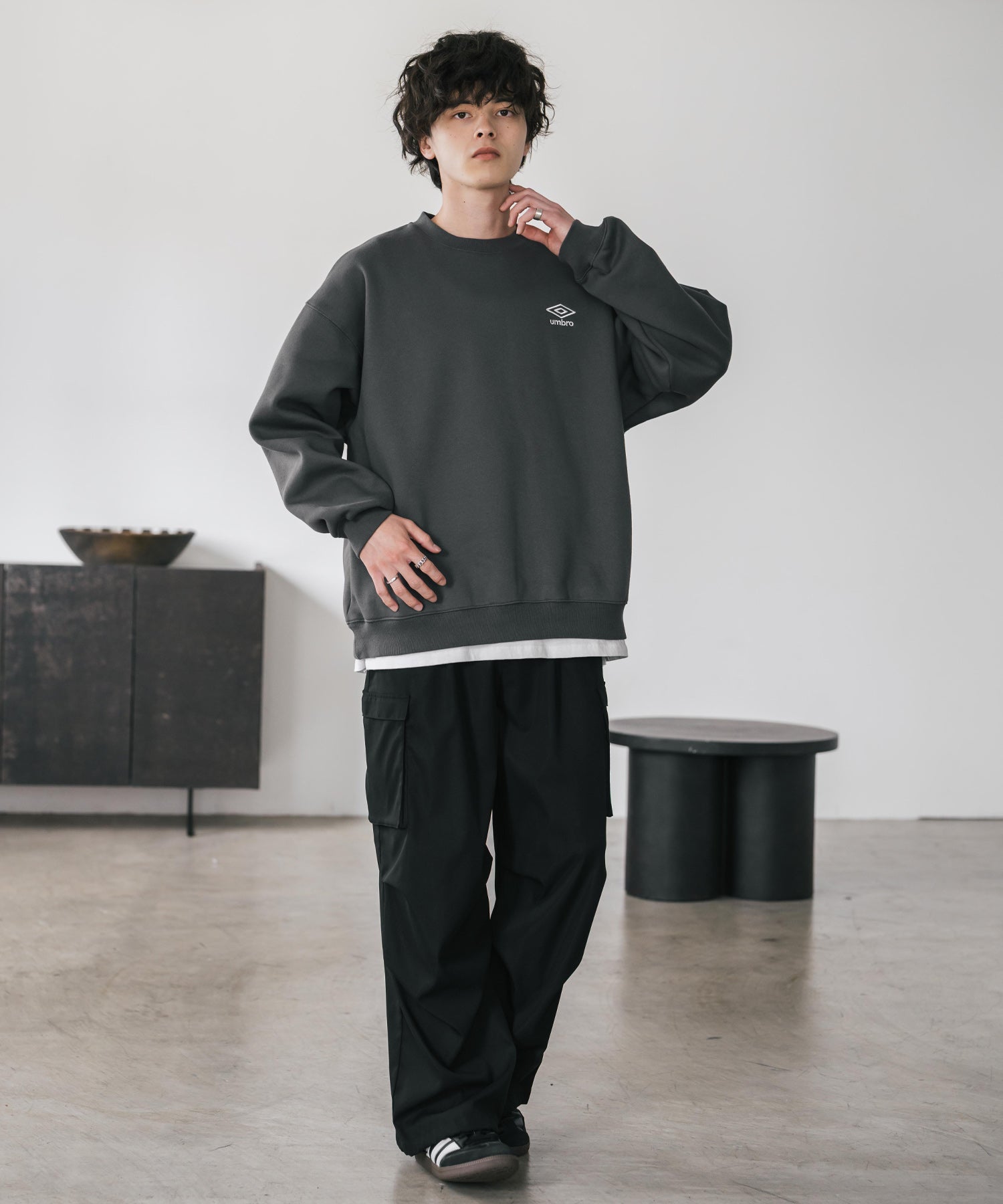 ロッキーモンロー Rocky Monroe UMBRO アンブロ スウェット 裏起毛 長袖 メンズ レディース トレーナー オーバーサイズ ワンポイント ロゴ刺繍 別注 カジュアル ストリート 14940 (チャコール) チャコール