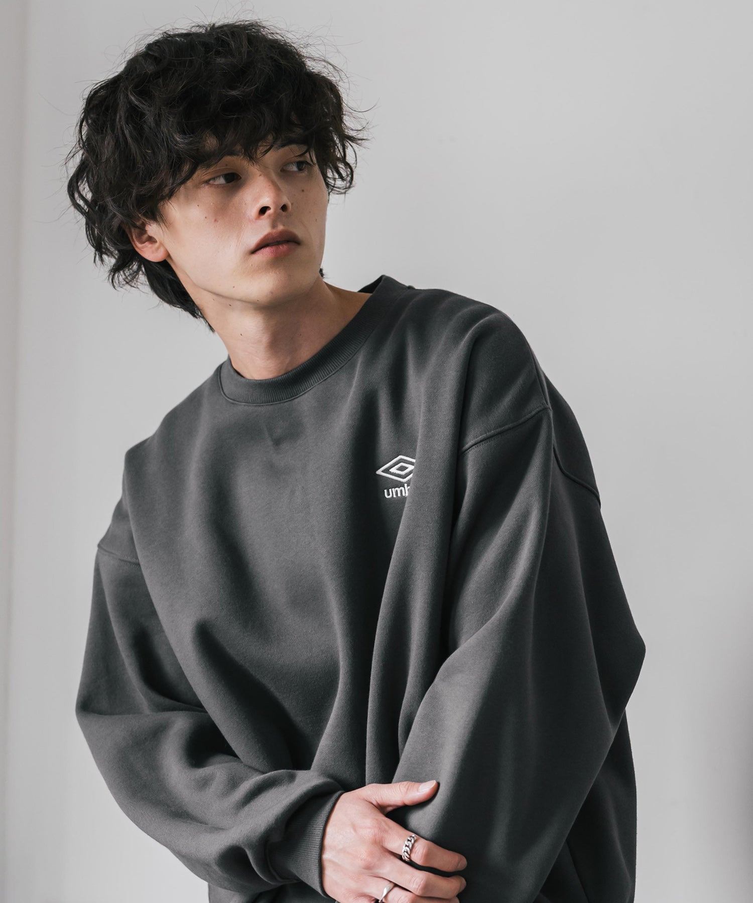 ロッキーモンロー Rocky Monroe UMBRO アンブロ スウェット 裏起毛 長袖 メンズ レディース トレーナー オーバーサイズ ワンポイント ロゴ刺繍 別注 カジュアル ストリート 14940 (チャコール) チャコール