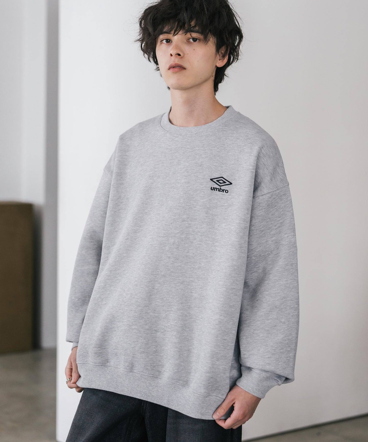 ロッキーモンロー Rocky Monroe UMBRO アンブロ スウェット 裏起毛 長袖 メンズ レディース トレーナー オーバーサイズ ワンポイント ロゴ刺繍 別注 カジュアル ストリート 14940 (チャコール) チャコール