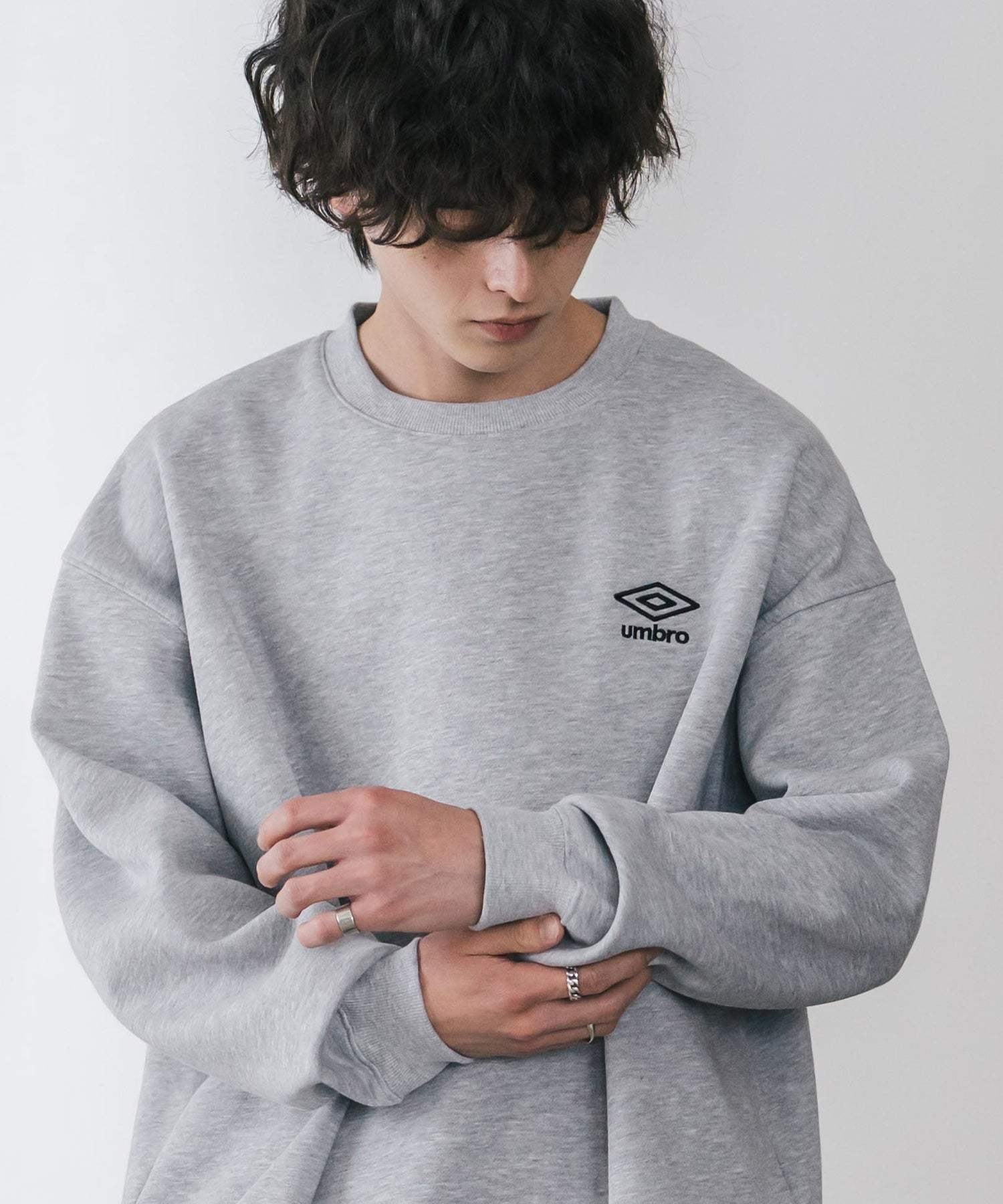 ロッキーモンロー Rocky Monroe UMBRO アンブロ スウェット 裏起毛 長袖 メンズ レディース トレーナー オーバーサイズ ワンポイント ロゴ刺繍 別注 カジュアル ストリート 14940 (チャコール) チャコール