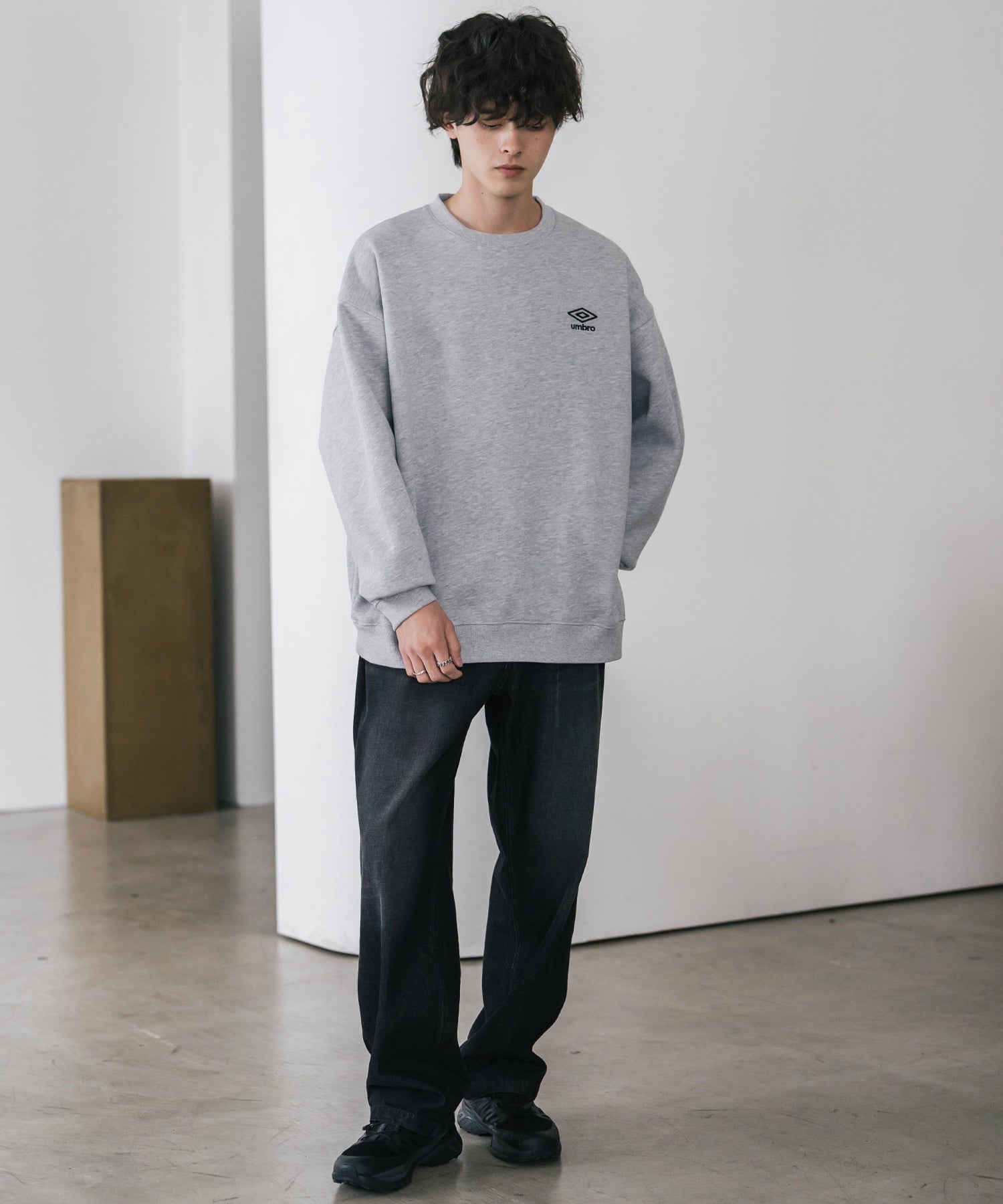 ロッキーモンロー Rocky Monroe UMBRO アンブロ スウェット 裏起毛 長袖 メンズ レディース トレーナー オーバーサイズ ワンポイント ロゴ刺繍 別注 カジュアル ストリート 14940 (チャコール) チャコール