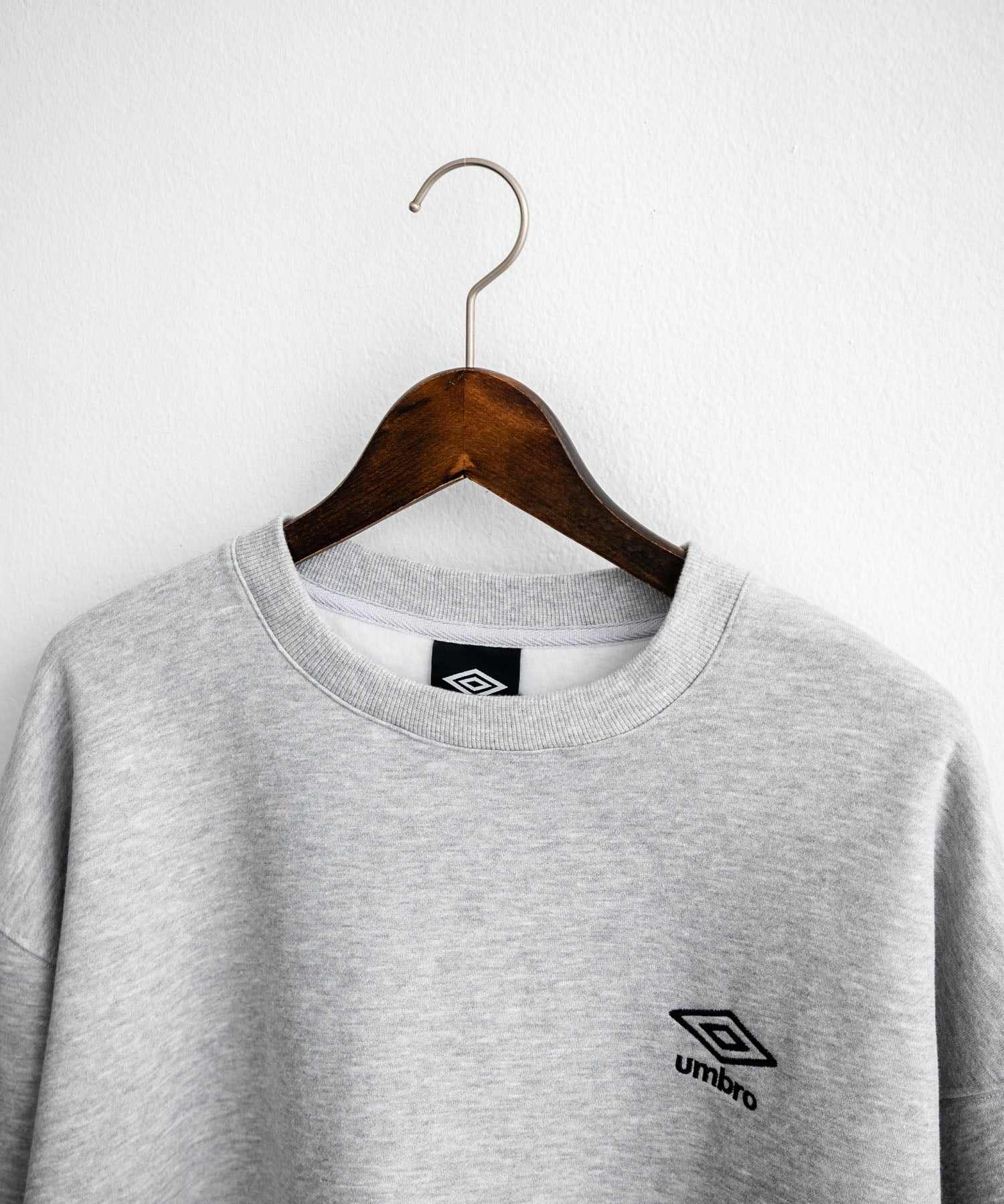 ロッキーモンロー Rocky Monroe UMBRO アンブロ スウェット 裏起毛 長袖 メンズ レディース トレーナー オーバーサイズ ワンポイント ロゴ刺繍 別注 カジュアル ストリート 14940 (チャコール) チャコール