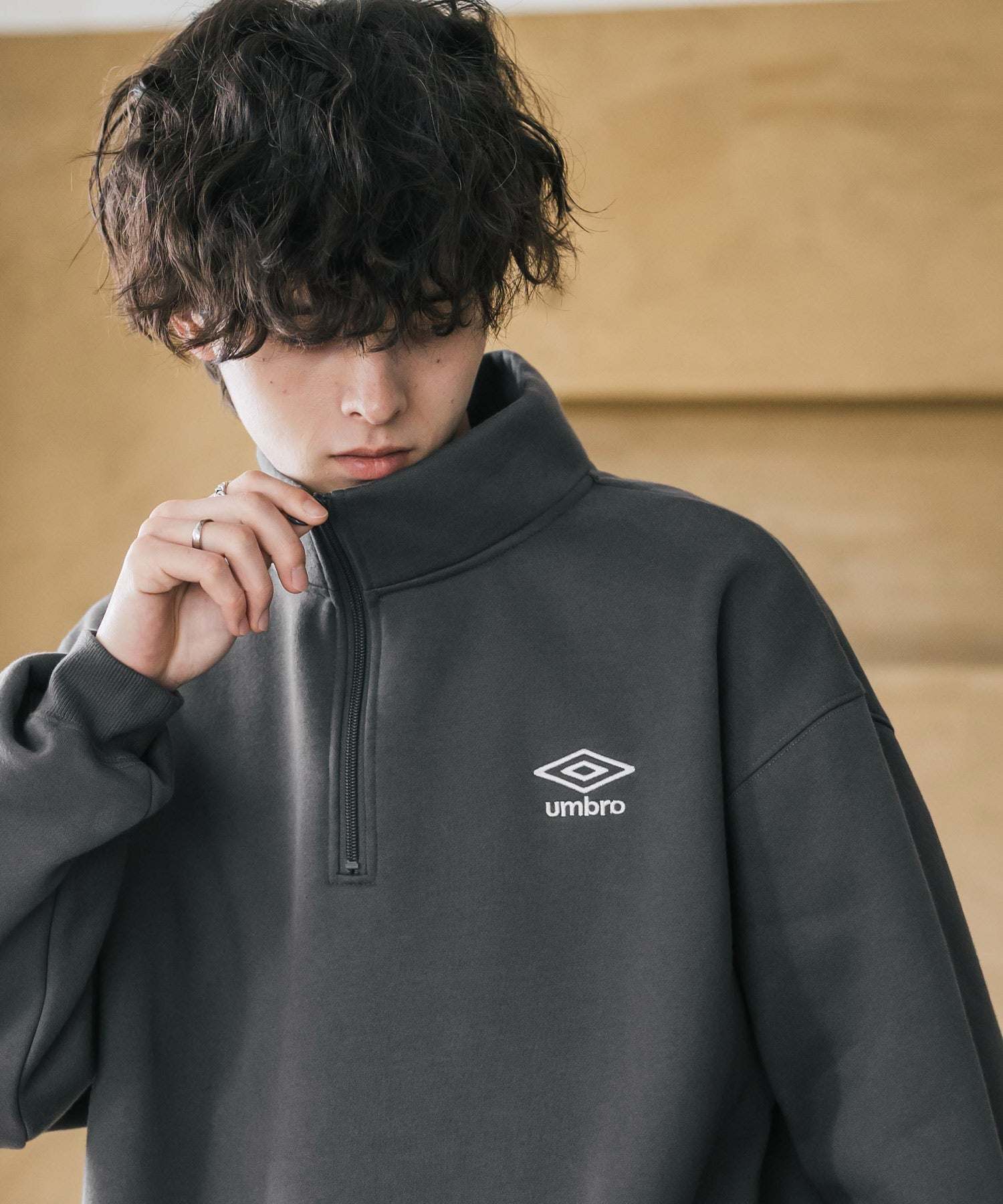 ロッキーモンロー Rocky Monroe UMBRO アンブロ スウェット 裏起毛 長袖 メンズ レディース トレーナー ハーフジップ プルオーバー オーバーサイズ ロゴ刺繍 別注コラボ 14942 (杢グレー) 杢グレー