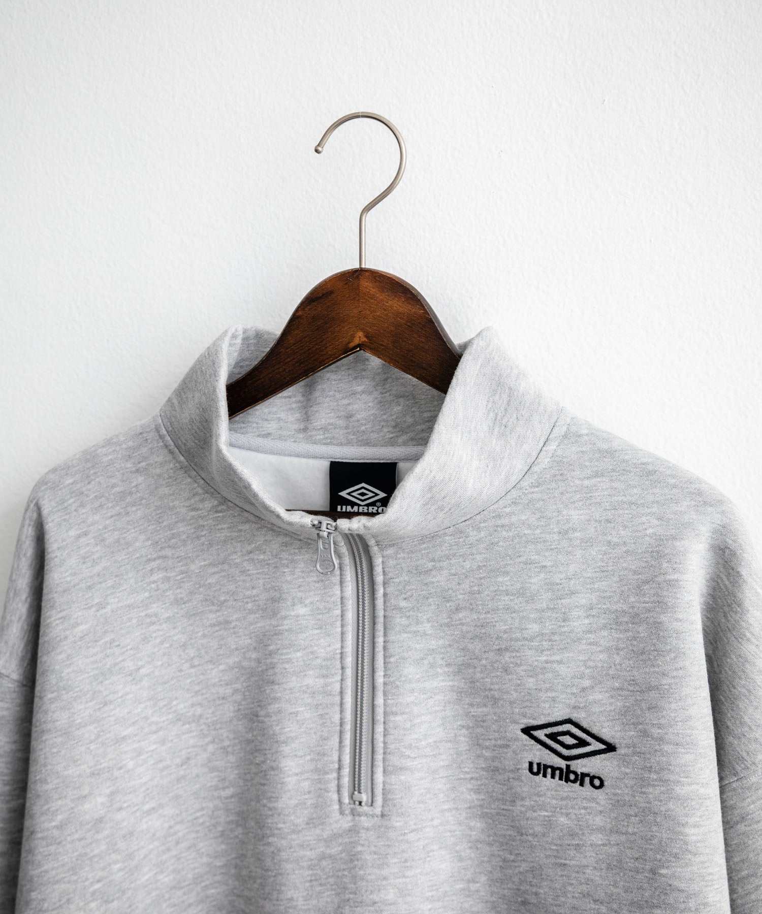 ロッキーモンロー Rocky Monroe UMBRO アンブロ スウェット 裏起毛 長袖 メンズ レディース トレーナー ハーフジップ プルオーバー オーバーサイズ ロゴ刺繍 別注コラボ 14942 (杢グレー) 杢グレー