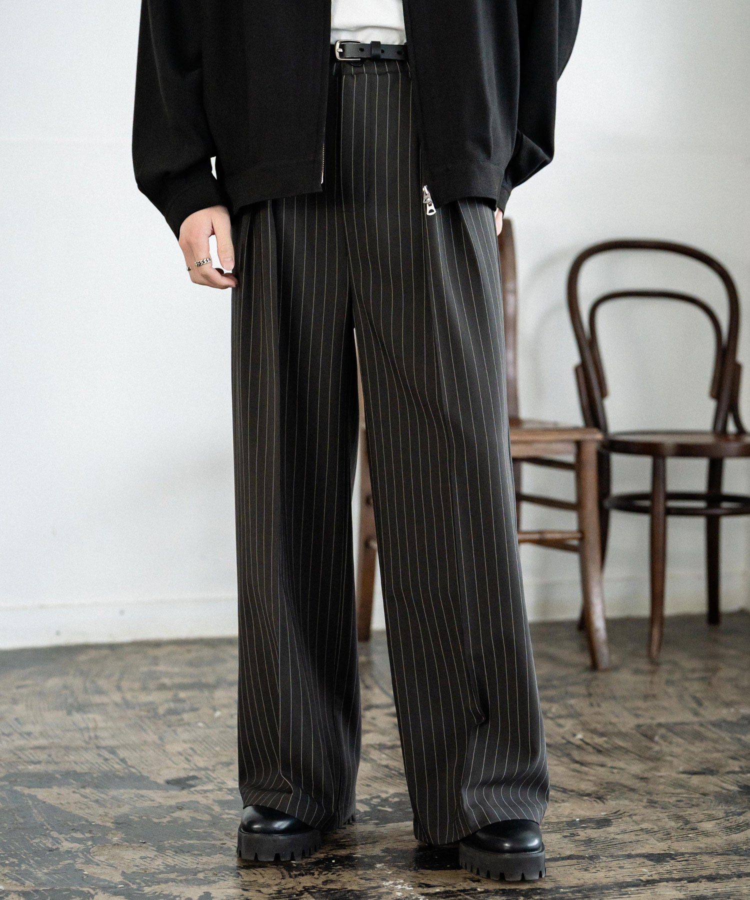 ロッキーモンロー Rocky Monroe ワイドスラックス セミワイド メンズ イージー ストレート 2タック ストレッチ センタープレス 無地 ピンストライプ リラックス ゆったり カジュアル 15248 (チャコールストライプ) チャコールストライプ