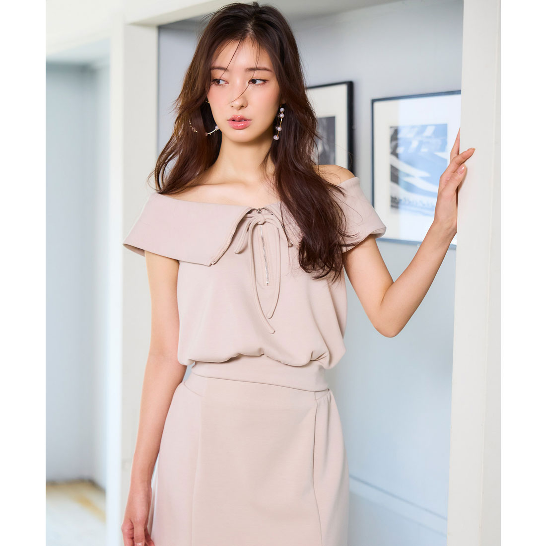 Royal Party Half ZIP Off-Shoulder Cut Top