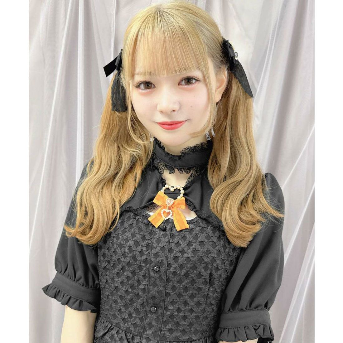 ロジータ ROJITA 推しカラーリボン付ハートパールブローチ,オレンジ