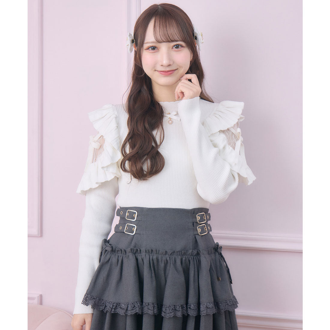 ロジータ ROJITA ネックレス付肩フリルニット (ホワイト) ホワイト