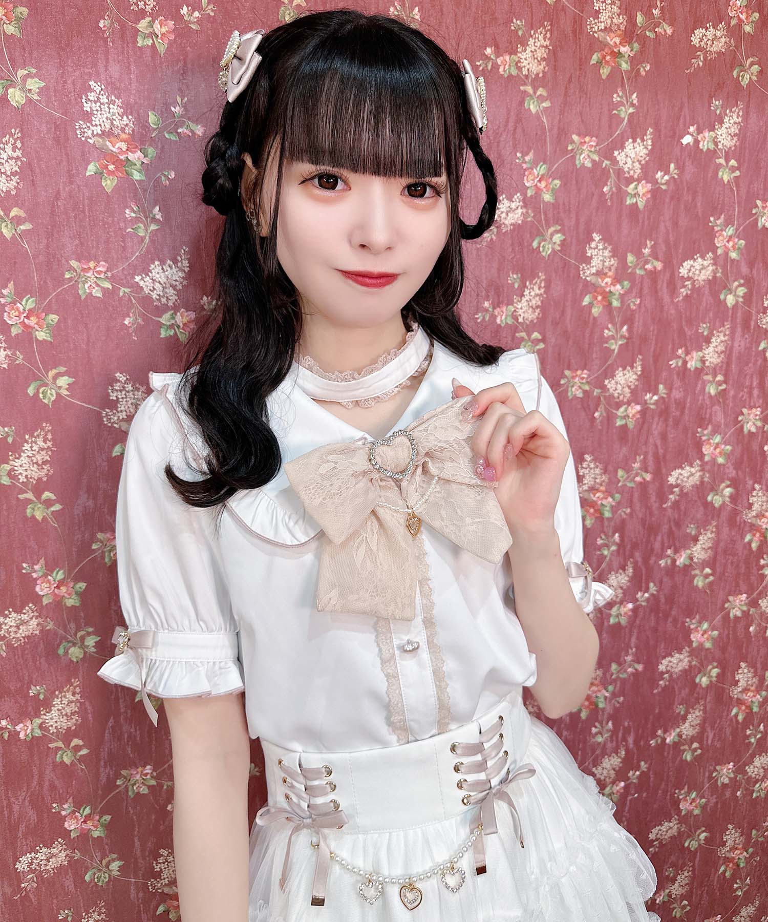 ロジータ ROJITA パールチェーンリボンブローチ付ブラウス,ホワイト