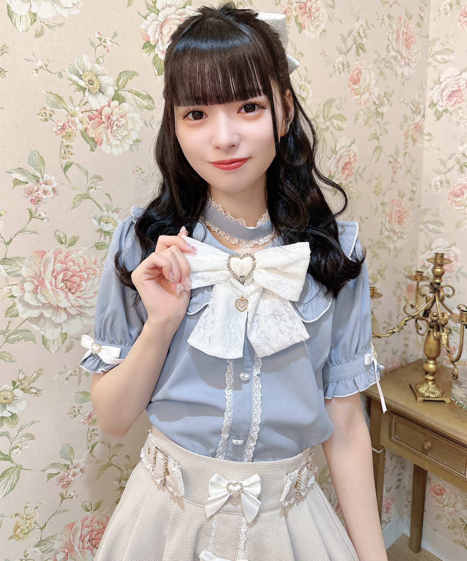 ロジータ ROJITA パールチェーンリボンブローチ付ブラウス,ブルー