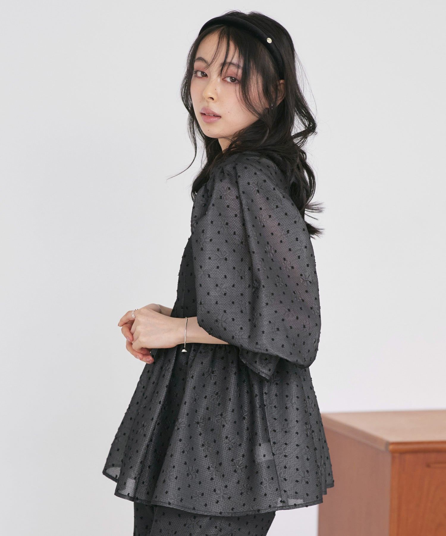 ルイルエブティック RUIRUE BOUTIQUE シアードットジャカードペプラムトップス&パンツセットアップ (ブラック) ブラック