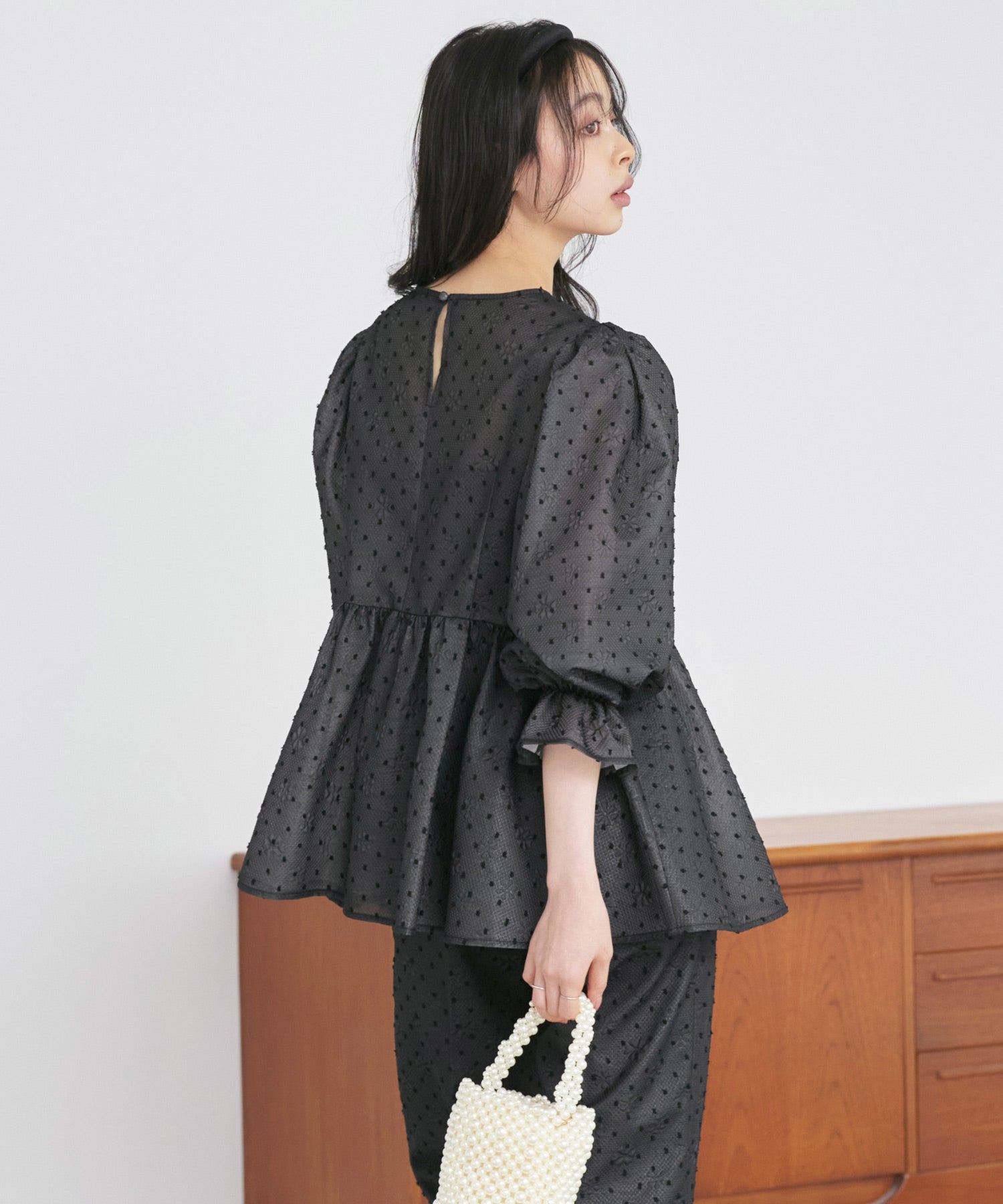 ルイルエブティック RUIRUE BOUTIQUE シアードットジャカードペプラムトップス&パンツセットアップ (ブラック) ブラック