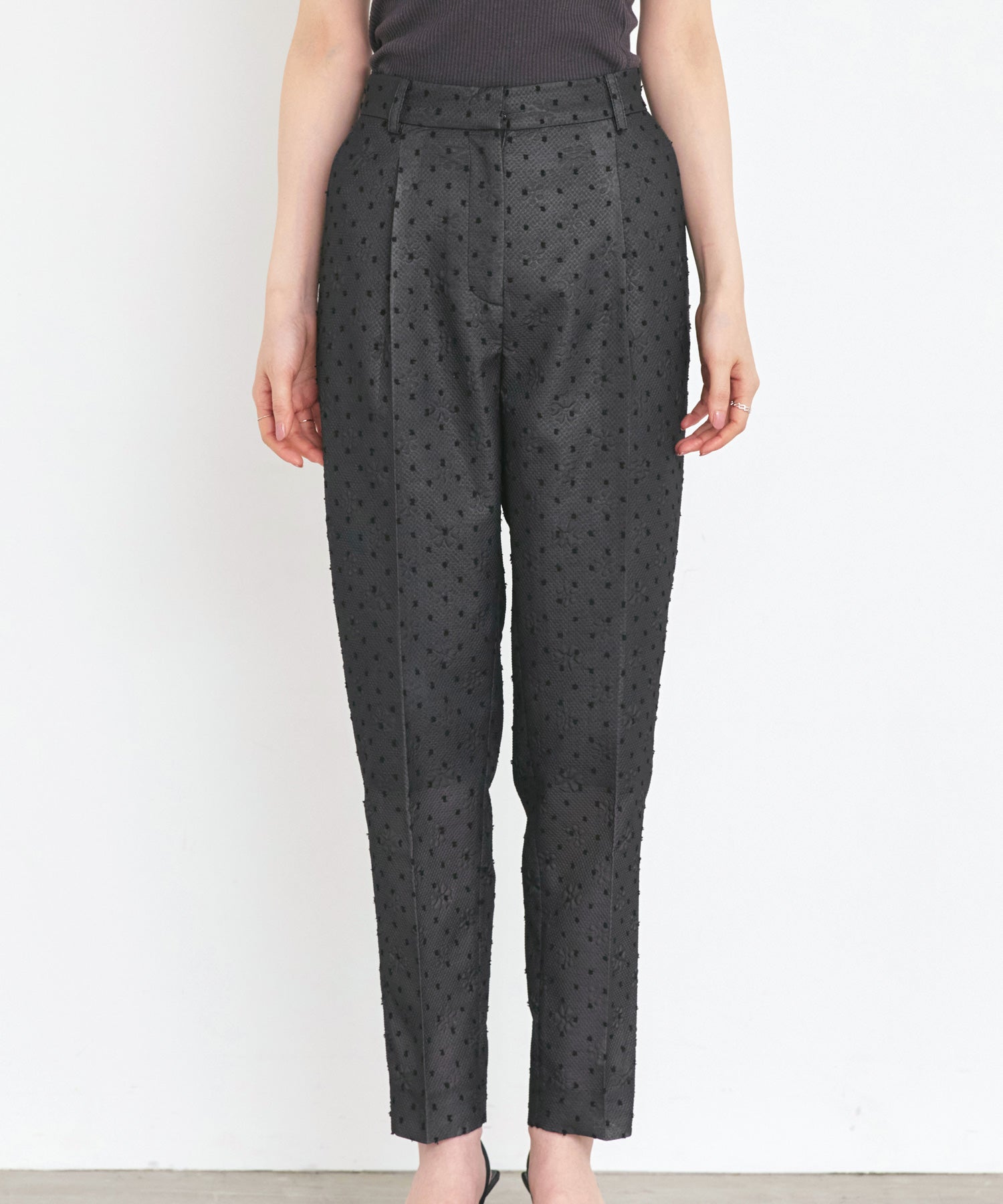 ルイルエブティック RUIRUE BOUTIQUE シアードットジャカードペプラムトップス&パンツセットアップ (ブラック) ブラック