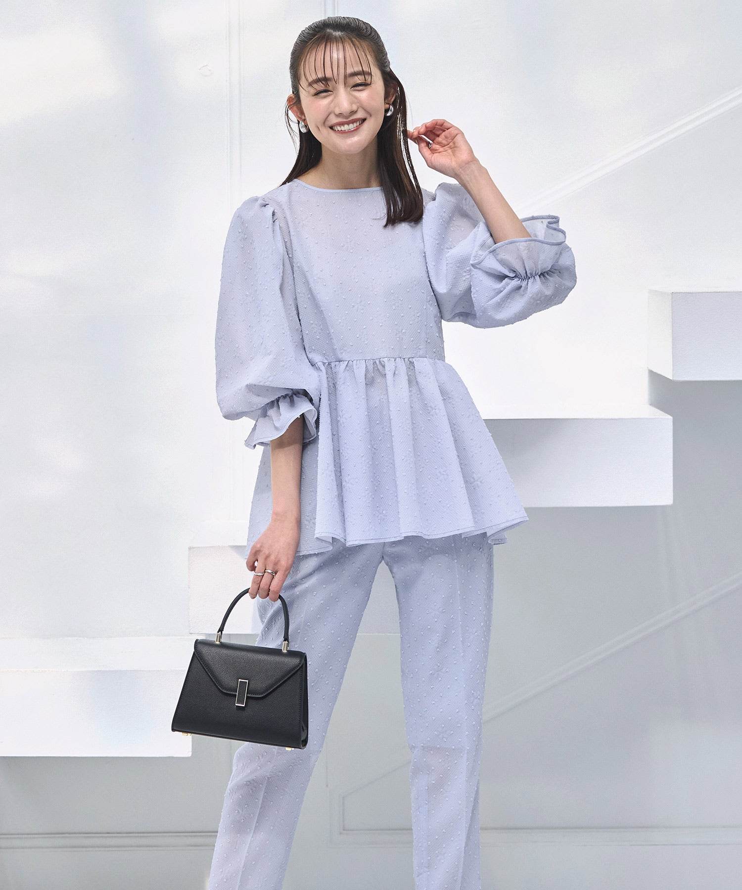 ルイルエブティック RUIRUE BOUTIQUE シアードットジャカードペプラムトップス&パンツセットアップ (ライトブルー) ライトブルー