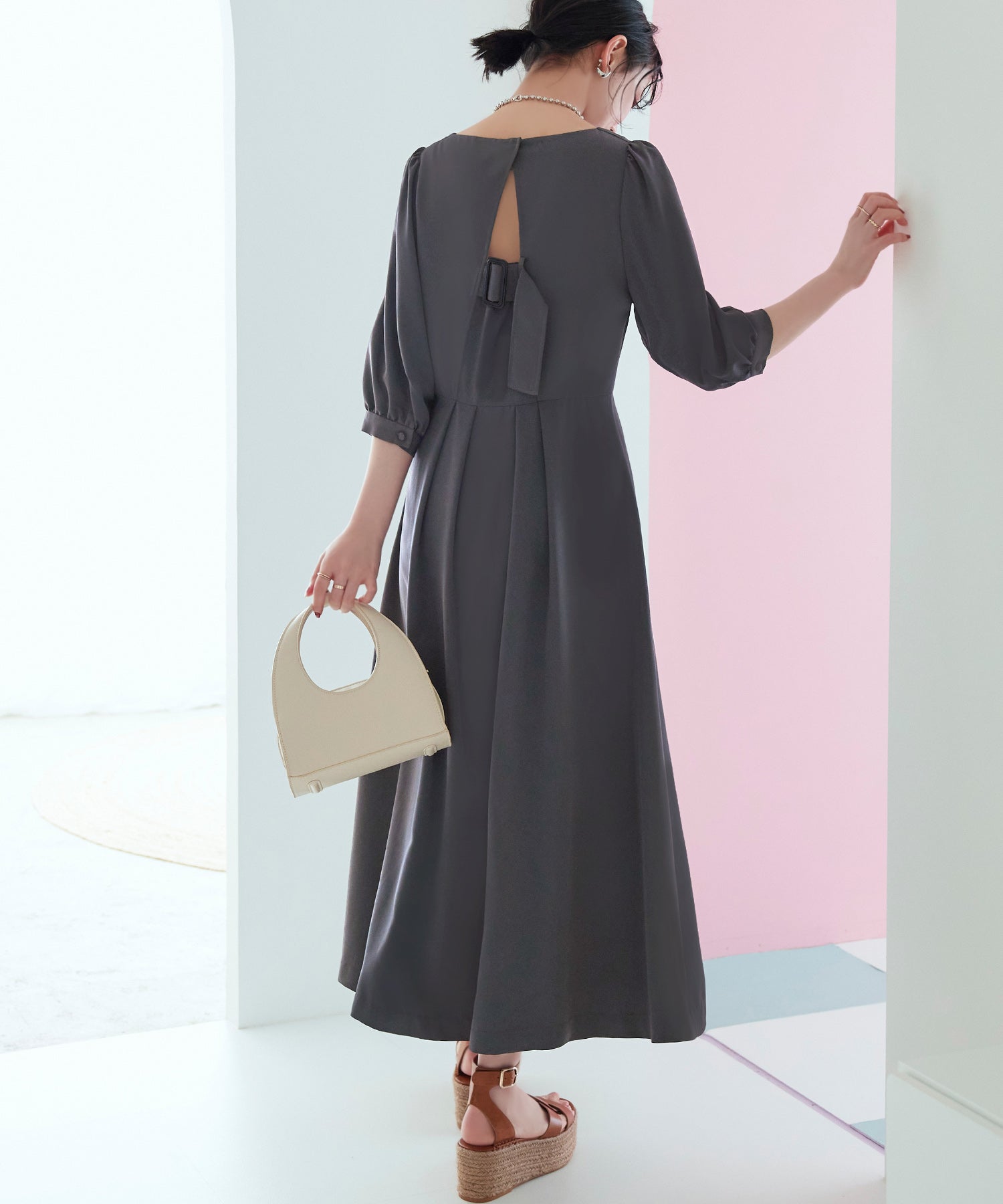 ルイルエブティック RUIRUE BOUTIQUE バックベルト・ウエストタック ロングワンピース (ダークグレー) ダークグレー