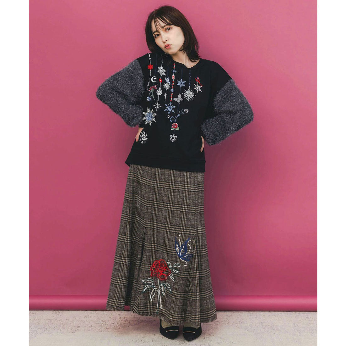 スカラー ScoLar 雪の結晶ガーランド刺繍裏毛×ラメフェザーニット (ブラック) ブラック