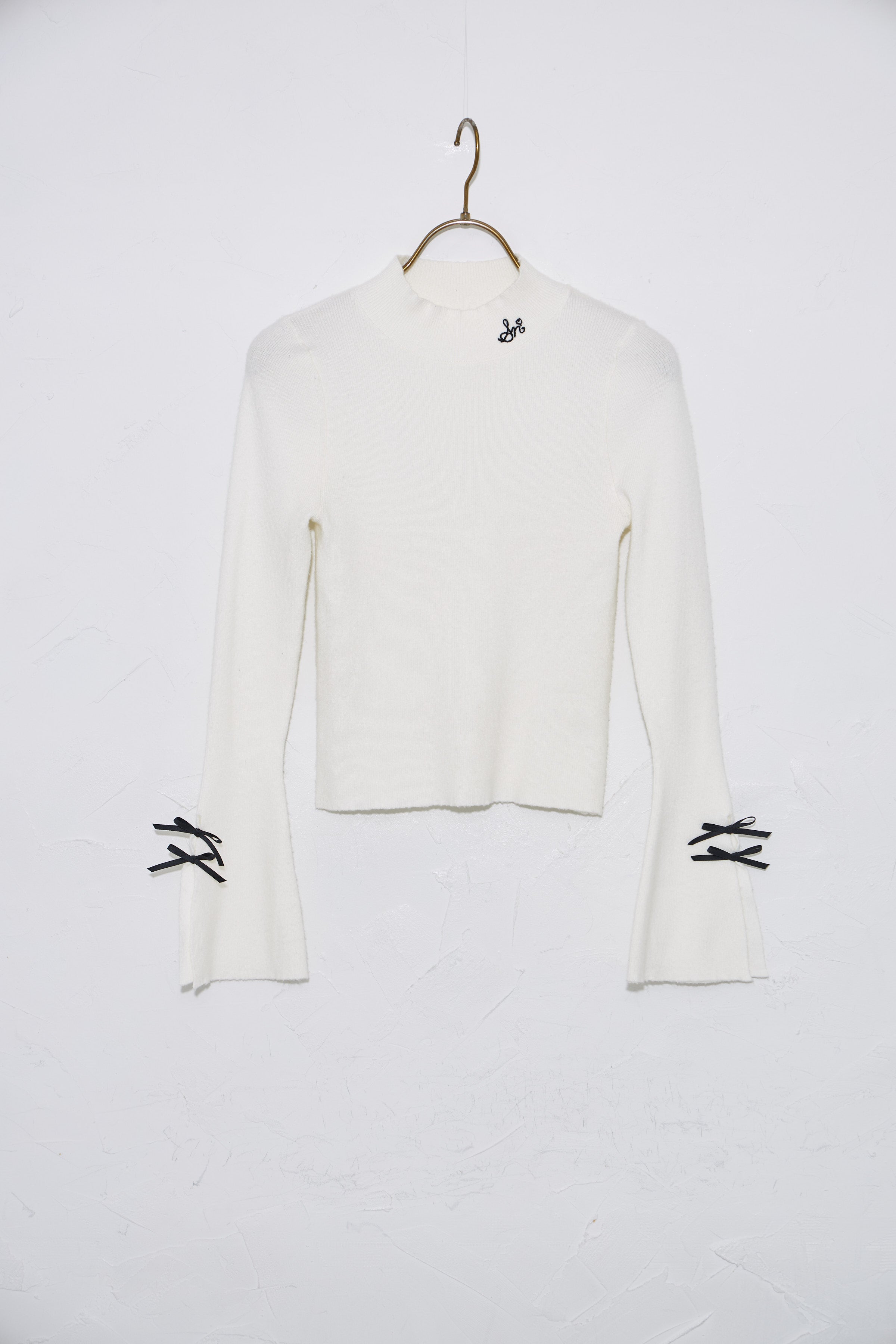 スユン Suyunn リボン付きフレアスリーブ刺繍入りハイネックリブニットプルオーバー ホワイト