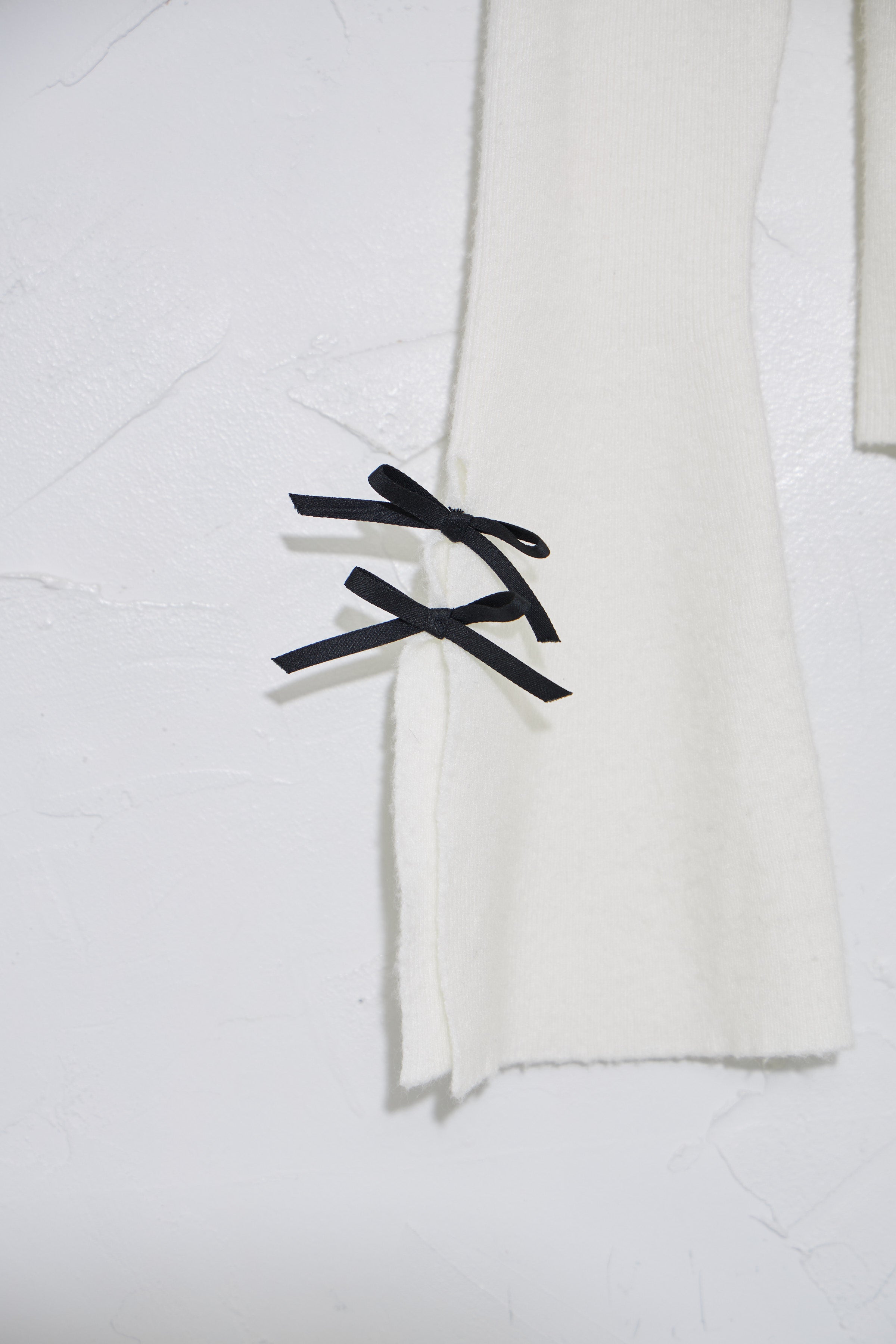 スユン Suyunn リボン付きフレアスリーブ刺繍入りハイネックリブニットプルオーバー ホワイト