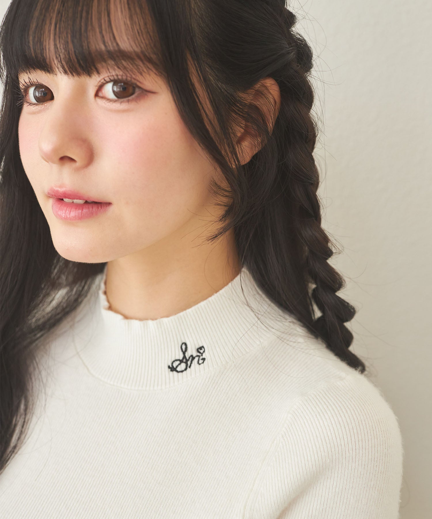 スユン Suyunn リボン付きフレアスリーブ刺繍入りハイネックリブニットプルオーバー ホワイト