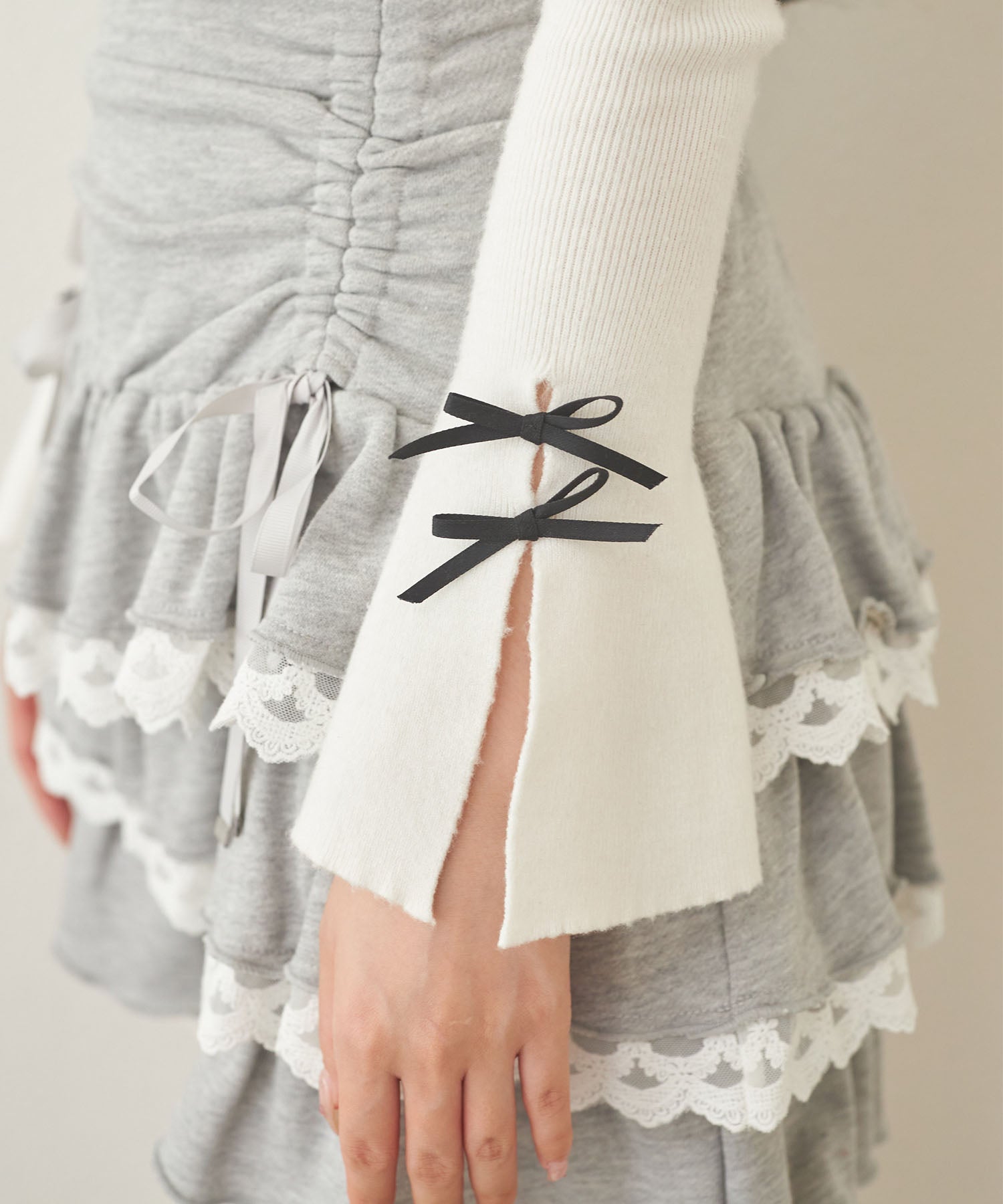 スユン Suyunn リボン付きフレアスリーブ刺繍入りハイネックリブニットプルオーバー ホワイト