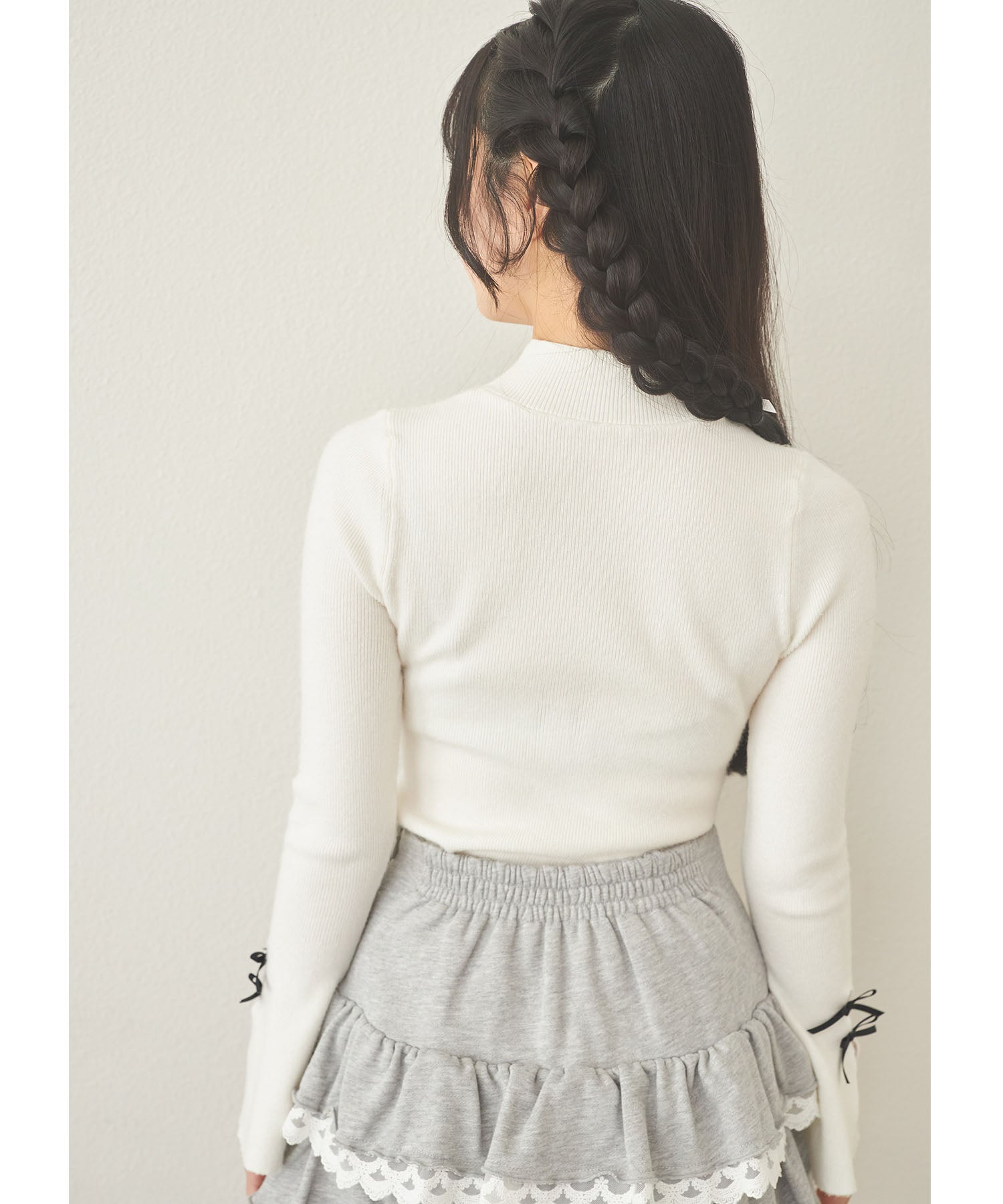 スユン Suyunn リボン付きフレアスリーブ刺繍入りハイネックリブニットプルオーバー ホワイト