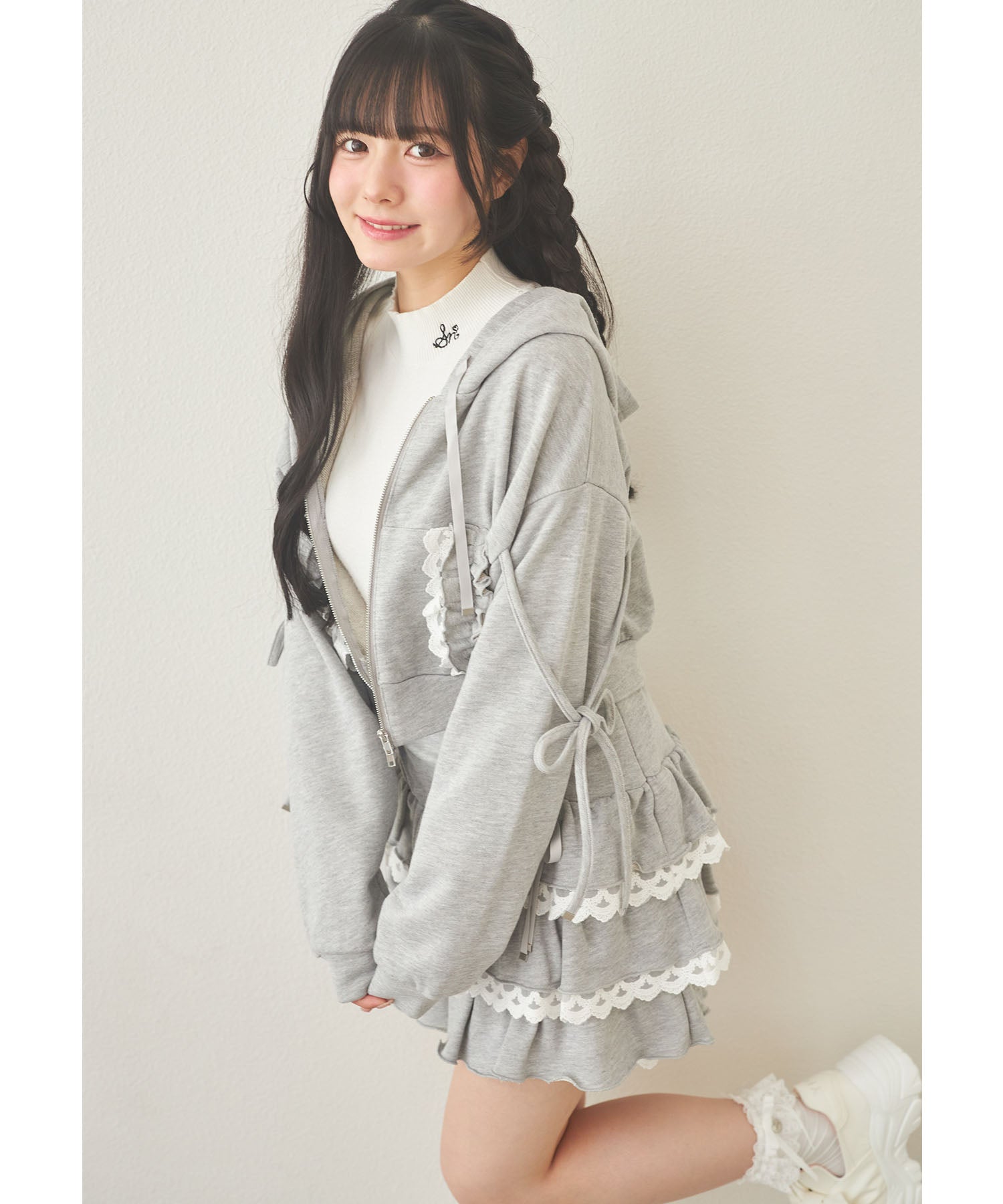 スユン Suyunn リボン付きフレアスリーブ刺繍入りハイネックリブニットプルオーバー ホワイト