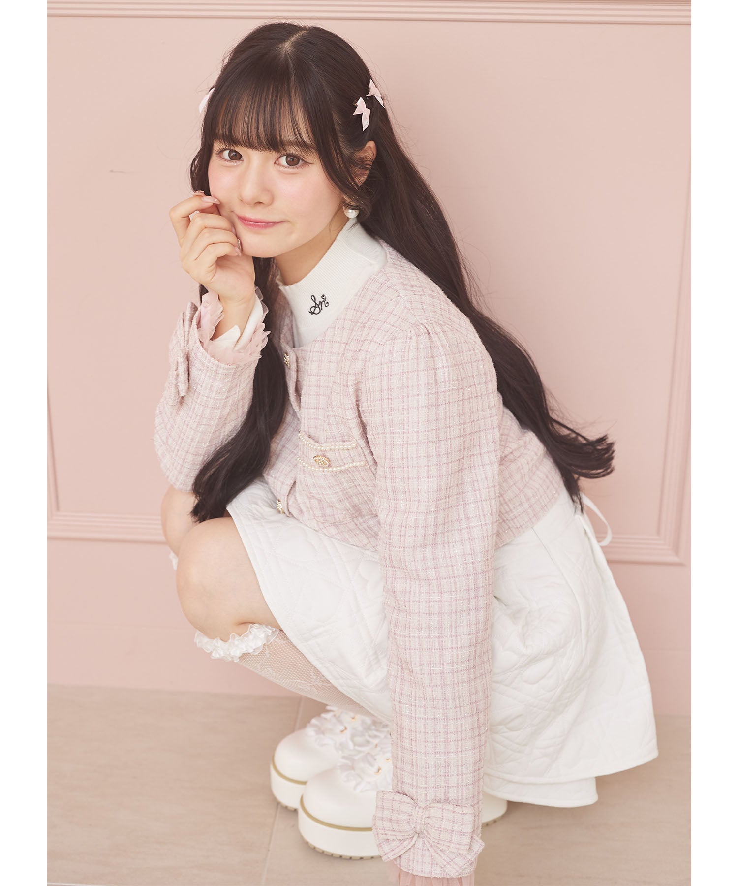 スユン Suyunn リボン付きフレアスリーブ刺繍入りハイネックリブニットプルオーバー ホワイト