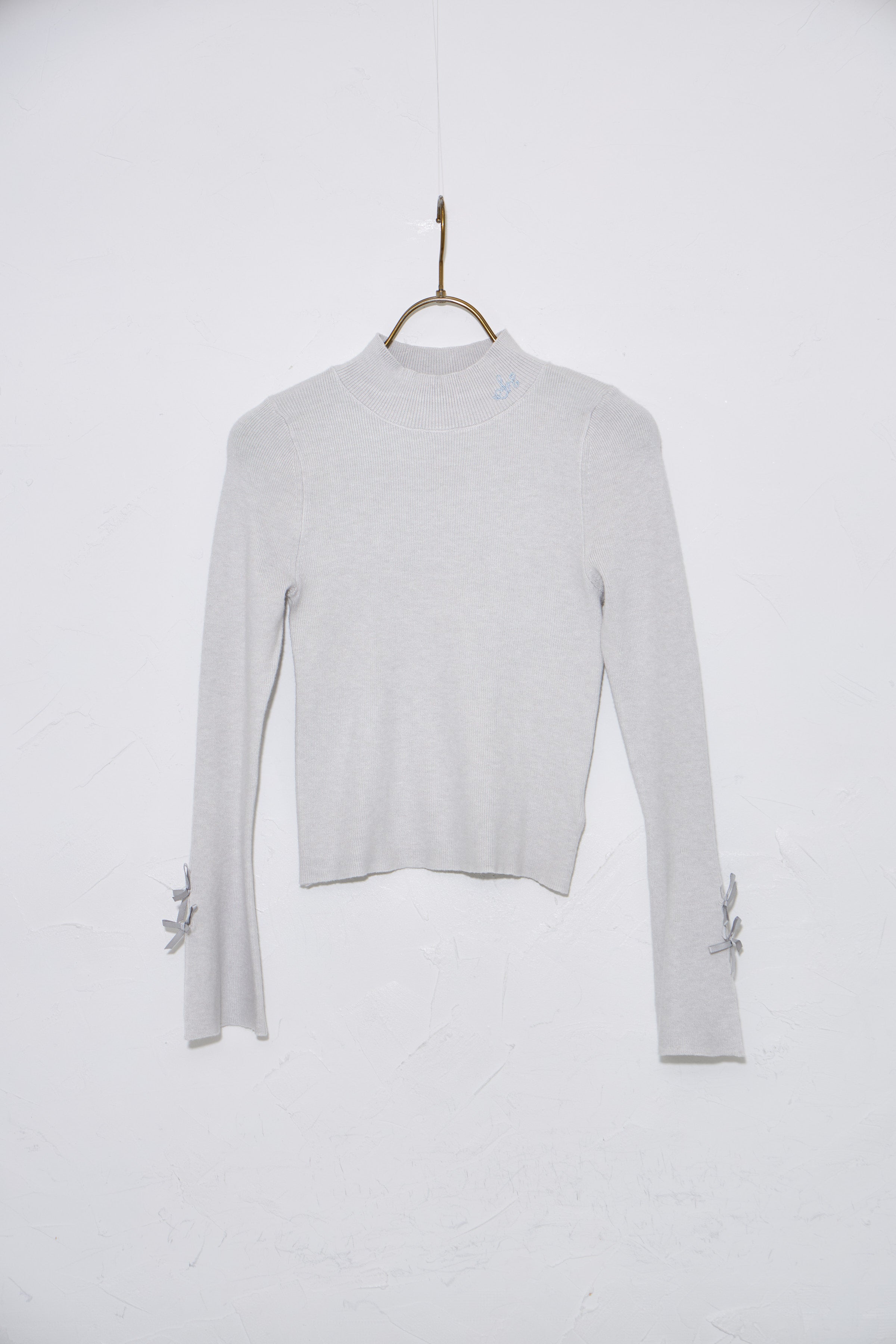 スユン Suyunn リボン付きフレアスリーブ刺繍入りハイネックリブニットプルオーバー グレー