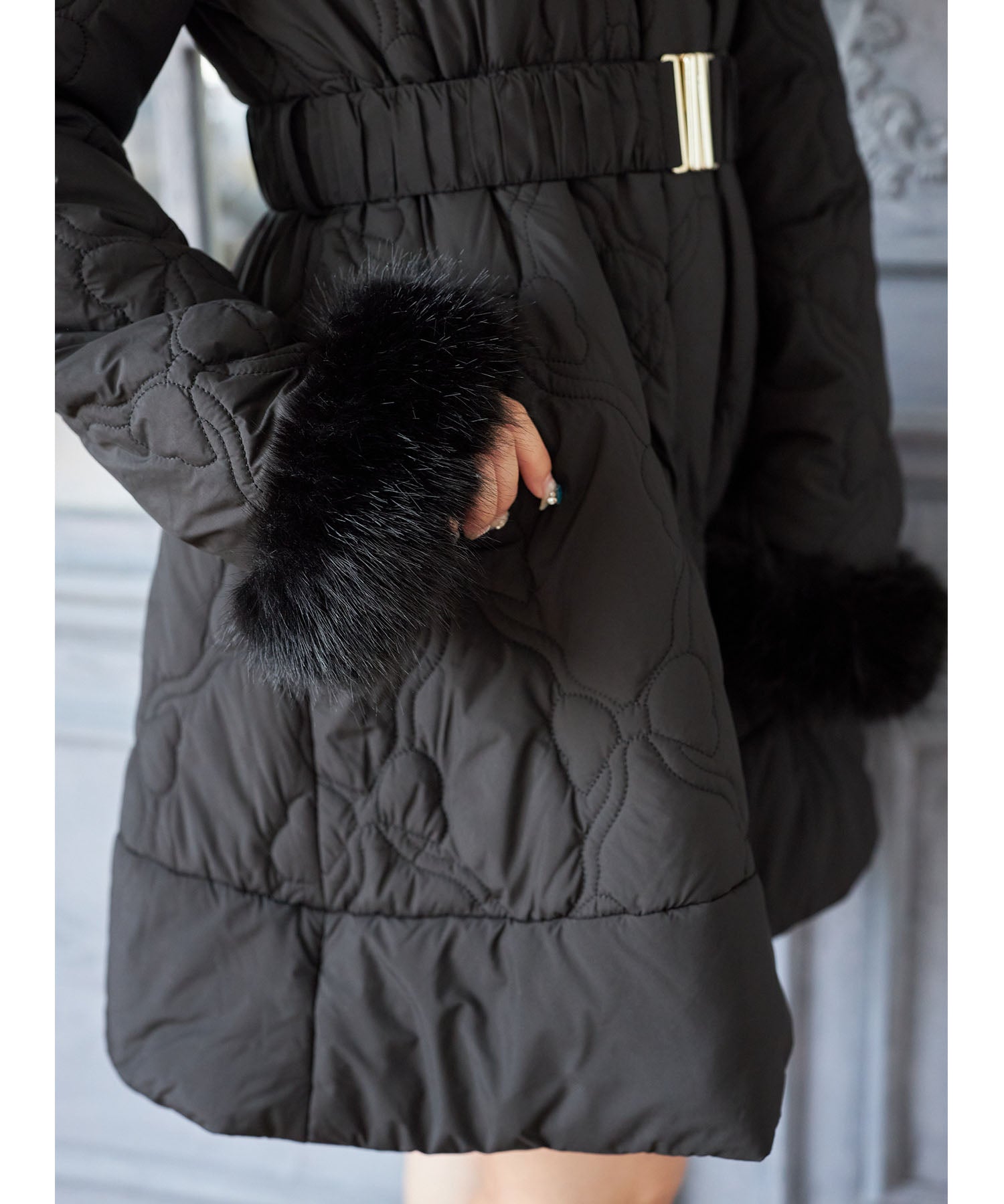 スユン Suyunn 取り外し可能なファー&ベルト付きリボンキルティングフィット&フレアコート ブラック