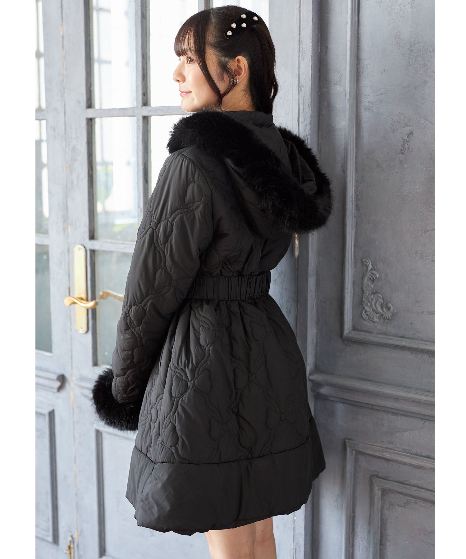 スユン Suyunn 取り外し可能なファー&ベルト付きリボンキルティングフィット&フレアコート ブラック